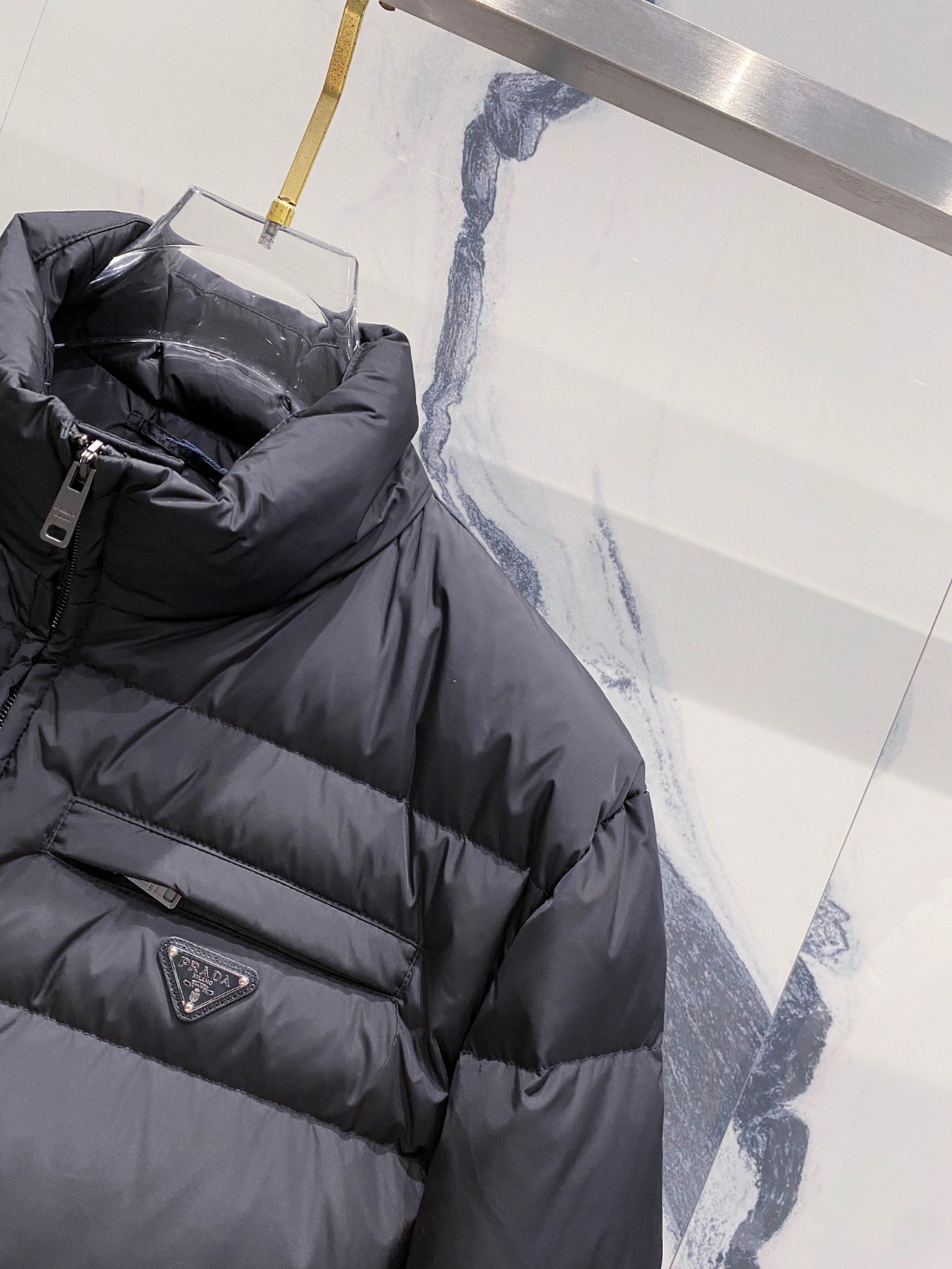 Prada 普拉达2025秋冬专柜同步新品发布，最新款羽绒服出货，全部原版购入，今年最新色，无论面料和辅