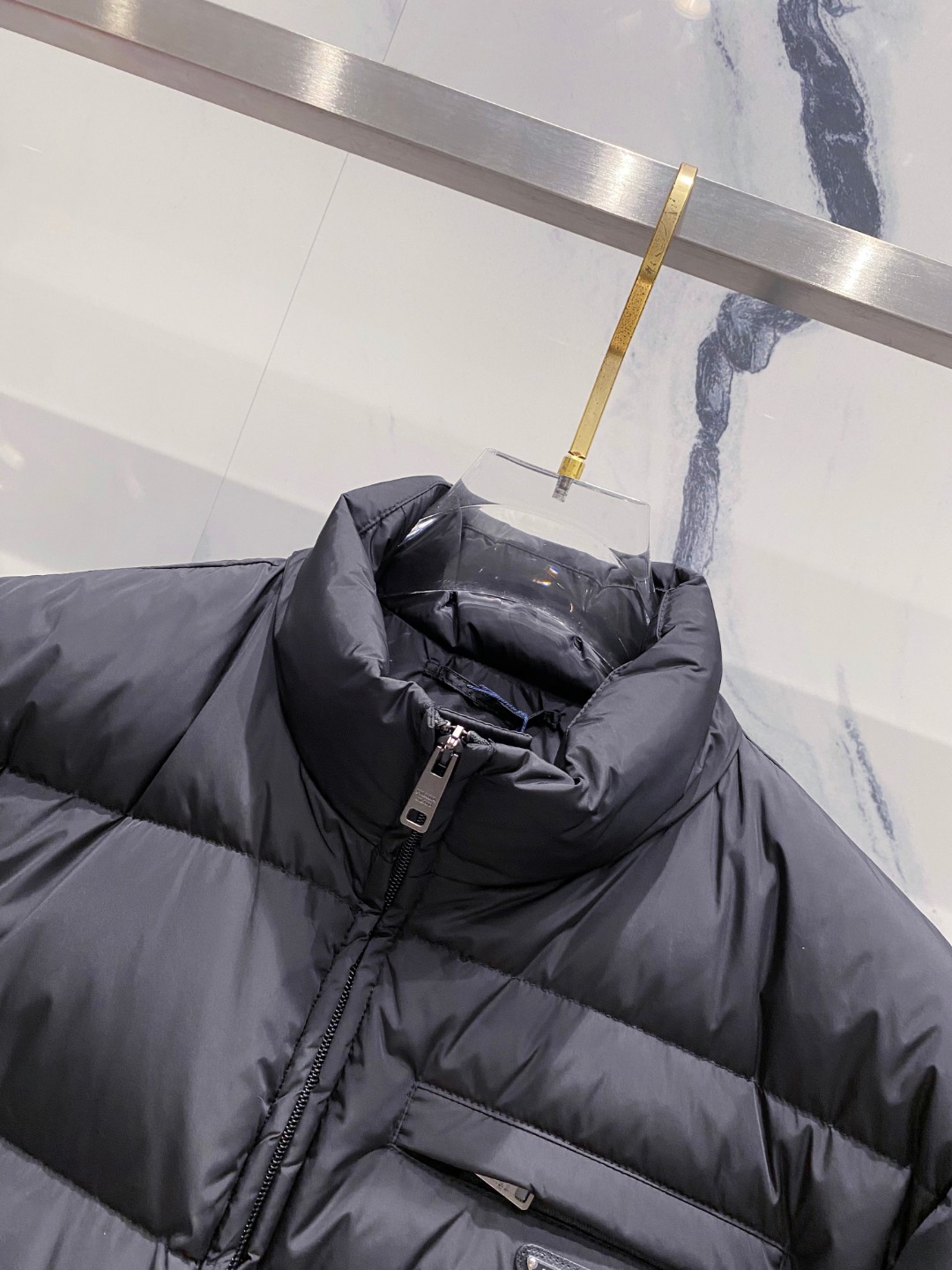 Prada 普拉达2025秋冬专柜同步新品发布，最新款羽绒服出货，全部原版购入，今年最新色，无论面料和辅