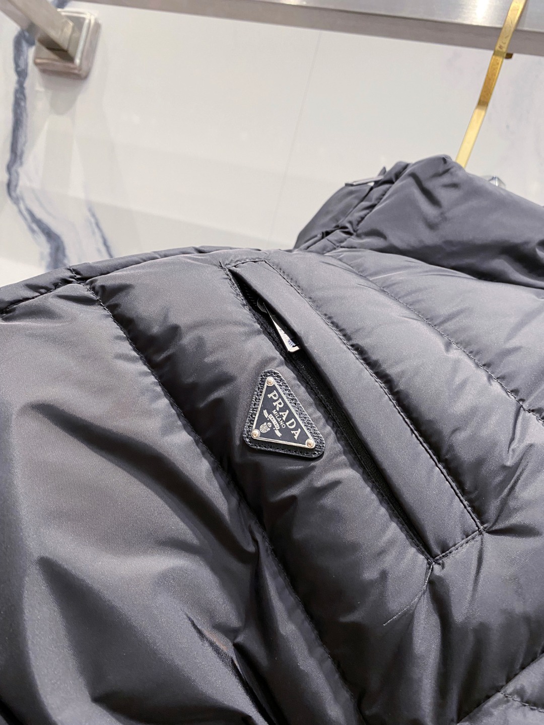 Prada 普拉达2025秋冬专柜同步新品发布，最新款羽绒服出货，全部原版购入，今年最新色，无论面料和辅
