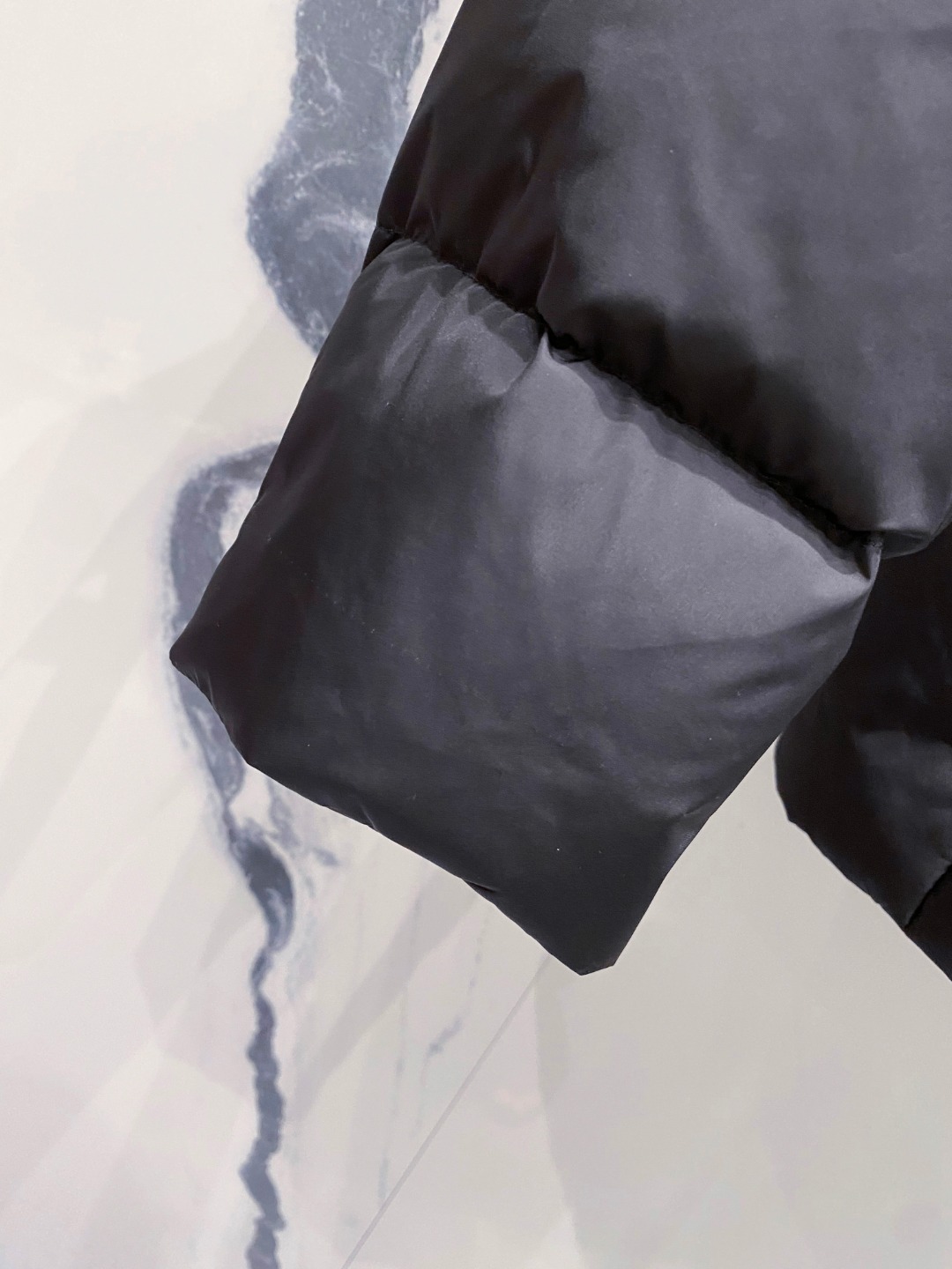 Prada 普拉达2025秋冬专柜同步新品发布，最新款羽绒服出货，全部原版购入，今年最新色，无论面料和辅