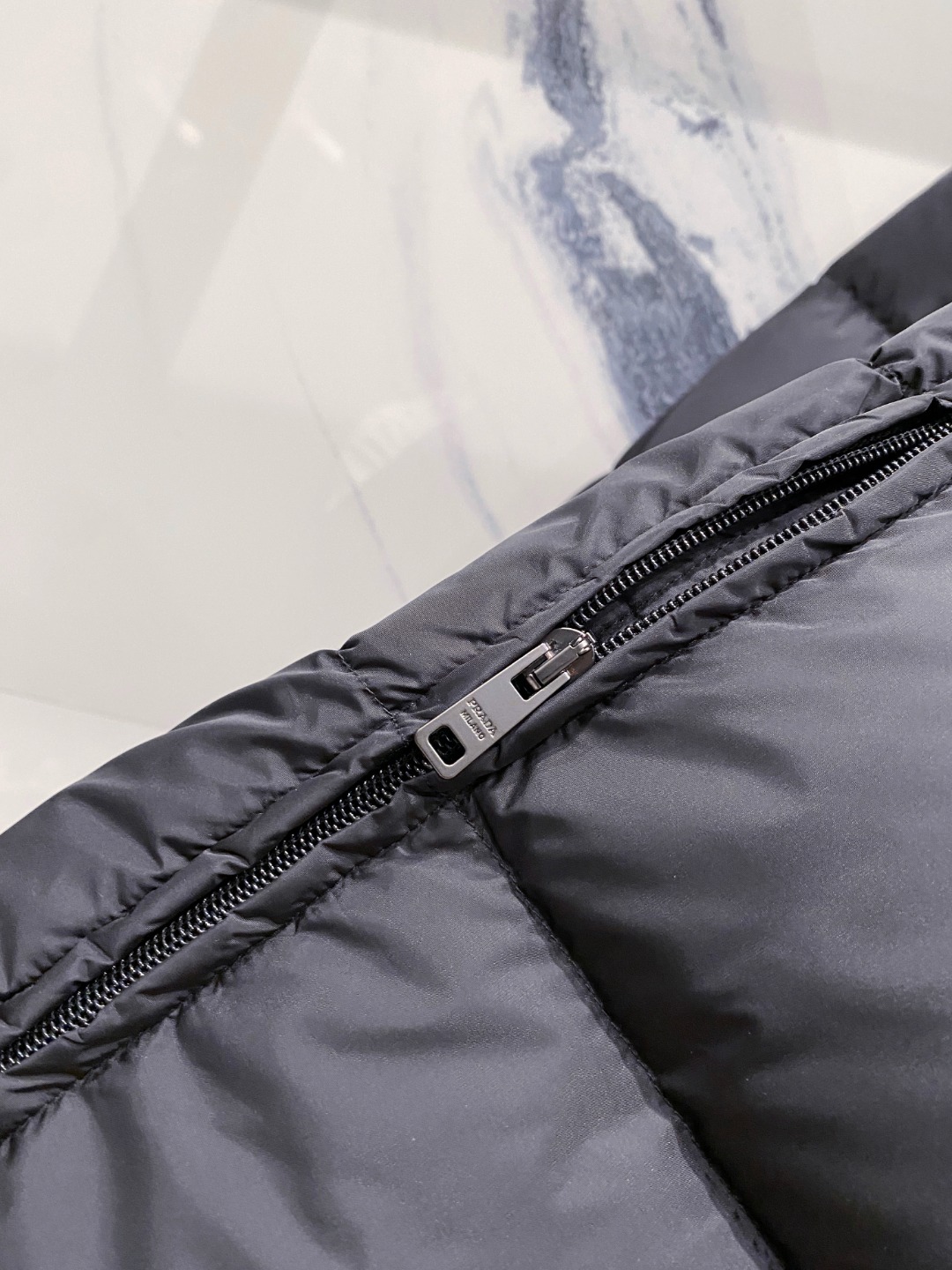 Prada 普拉达2025秋冬专柜同步新品发布，最新款羽绒服出货，全部原版购入，今年最新色，无论面料和辅