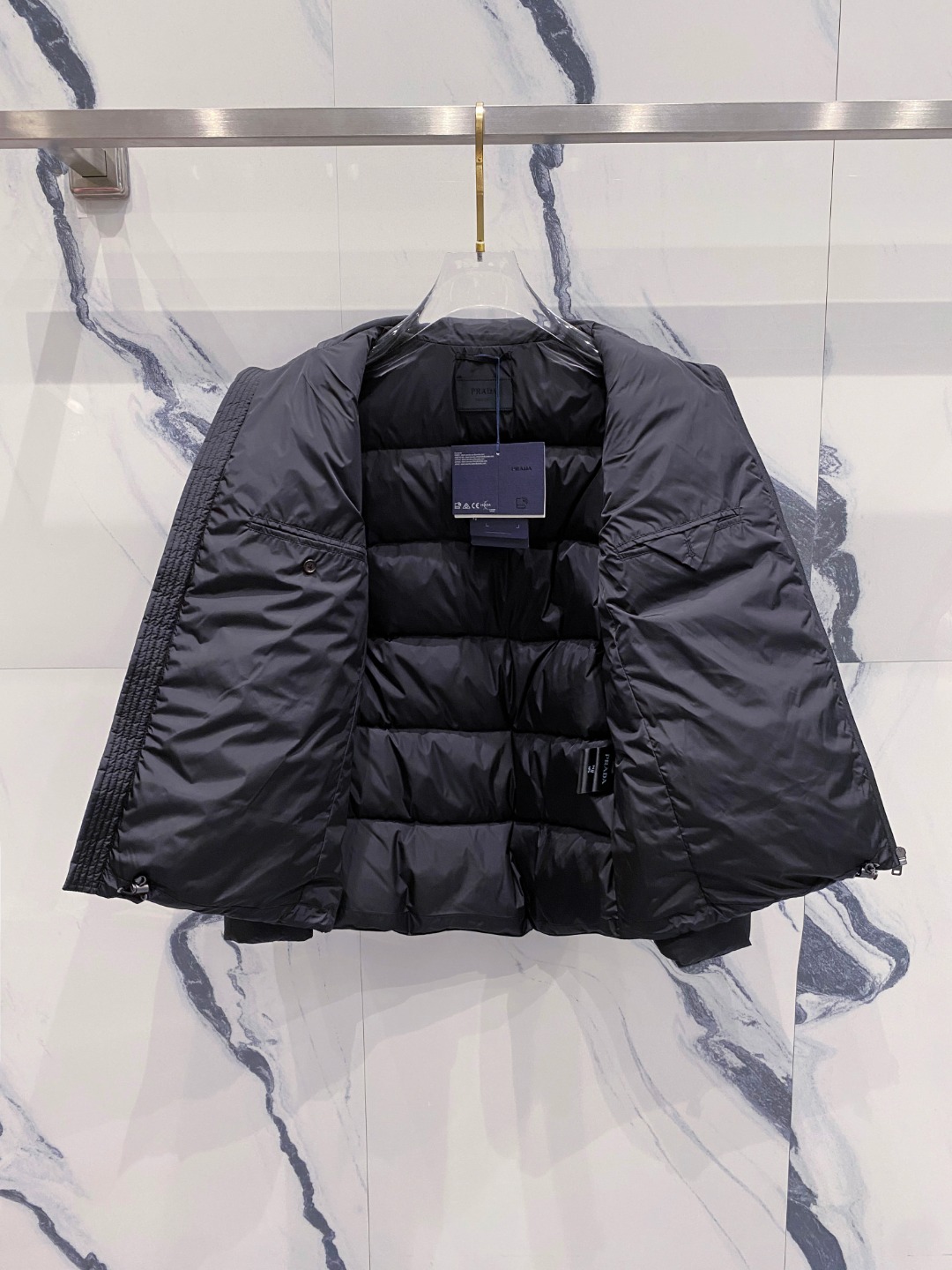 Prada 普拉达2025秋冬专柜同步新品发布，最新款羽绒服出货，全部原版购入，今年最新色，无论面料和辅