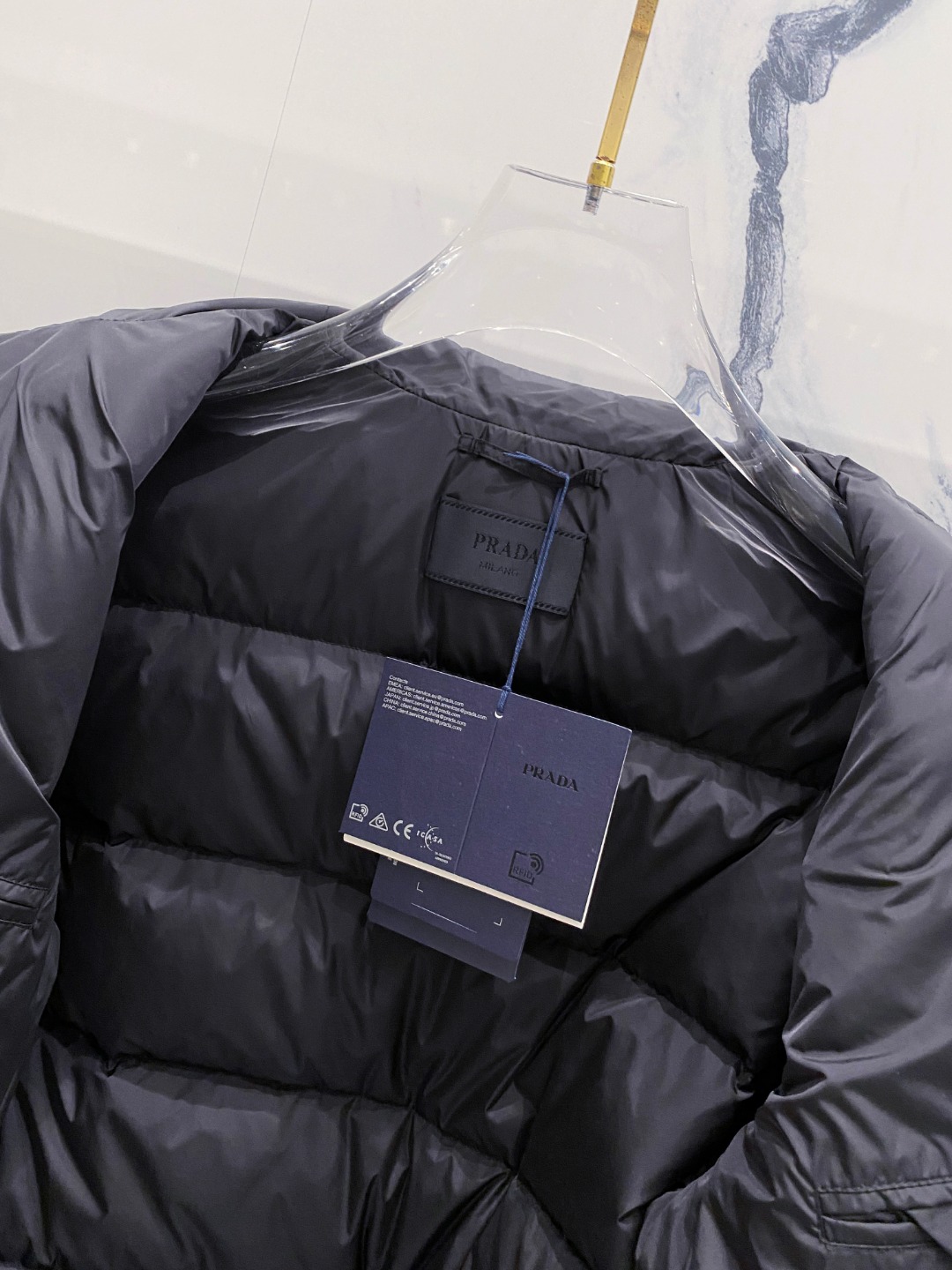 Prada 普拉达2025秋冬专柜同步新品发布，最新款羽绒服出货，全部原版购入，今年最新色，无论面料和辅