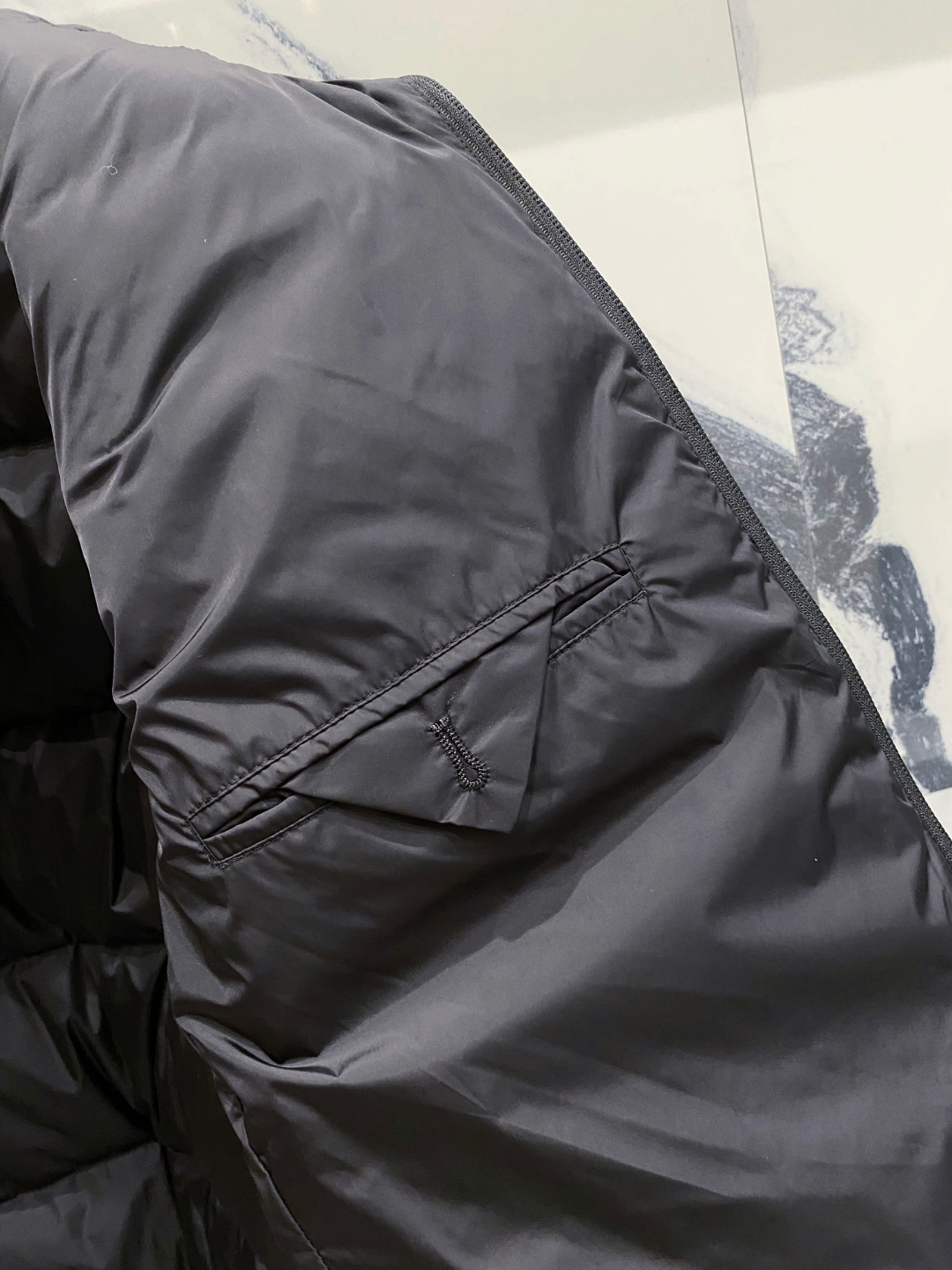 Prada 普拉达2025秋冬专柜同步新品发布，最新款羽绒服出货，全部原版购入，今年最新色，无论面料和辅