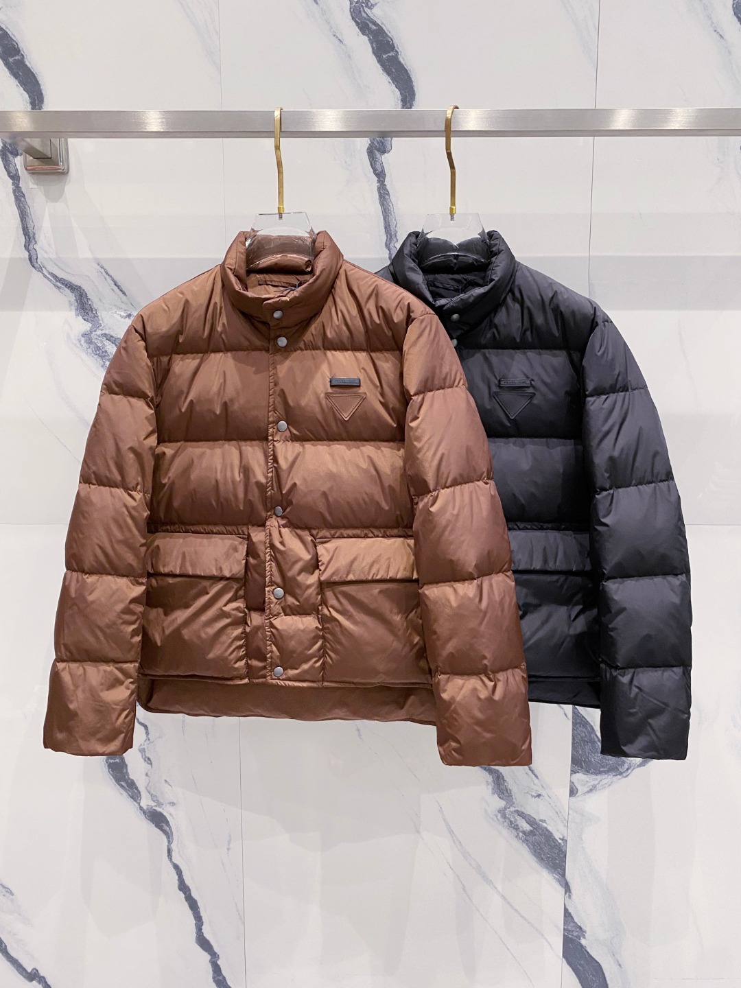 Prada 普拉达2025秋冬专柜同步新品发布，最新款羽绒服出货，全部原版购入，今年最新色，无论面料和辅