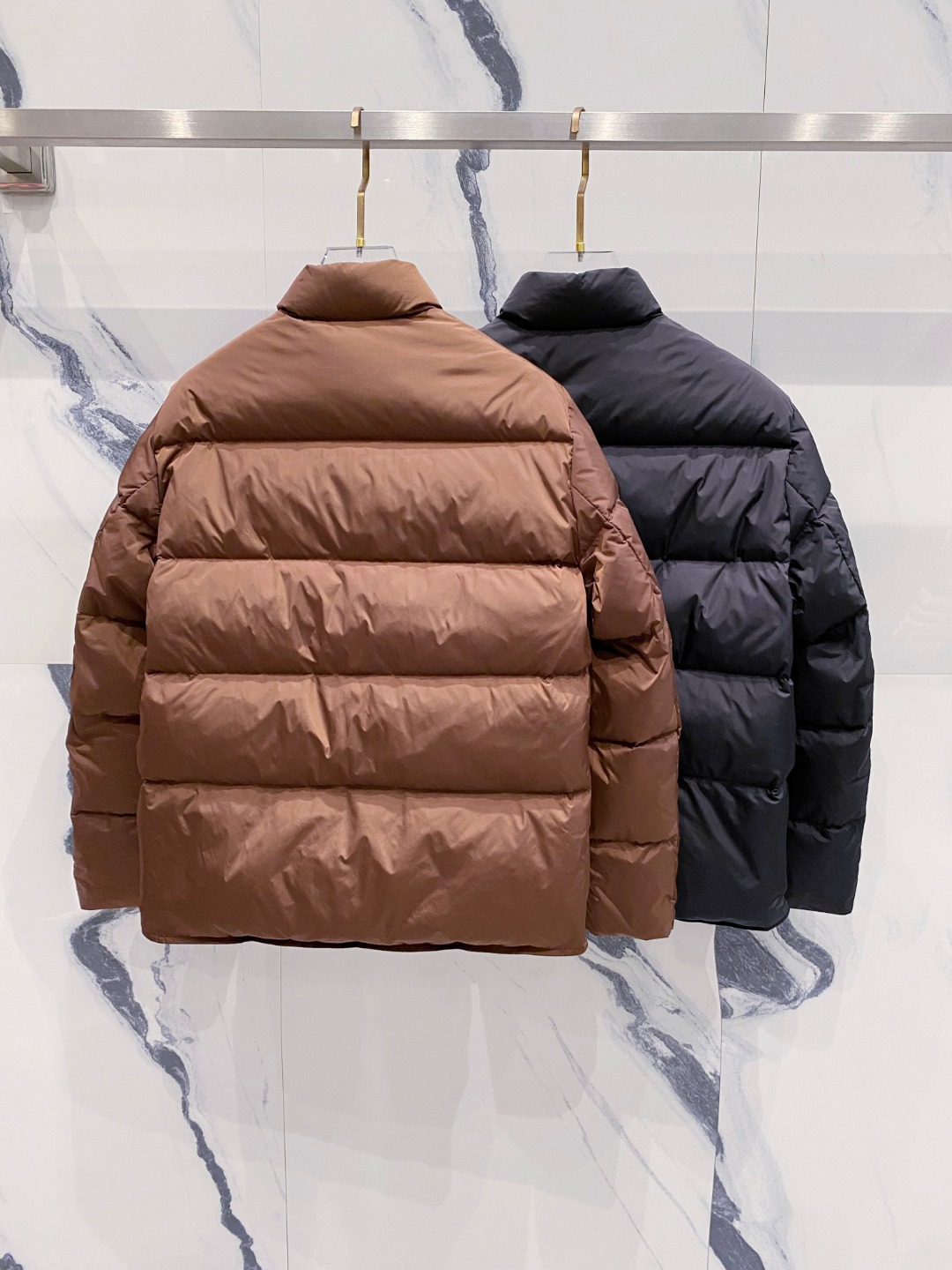 Prada 普拉达2025秋冬专柜同步新品发布，最新款羽绒服出货，全部原版购入，今年最新色，无论面料和辅