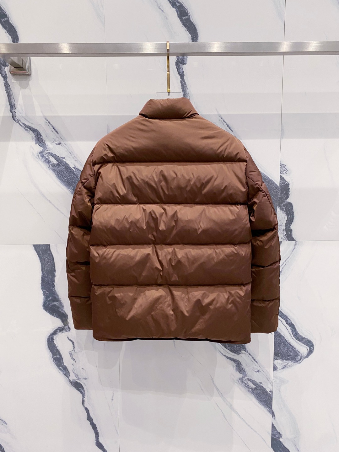 Prada 普拉达2025秋冬专柜同步新品发布，最新款羽绒服出货，全部原版购入，今年最新色，无论面料和辅