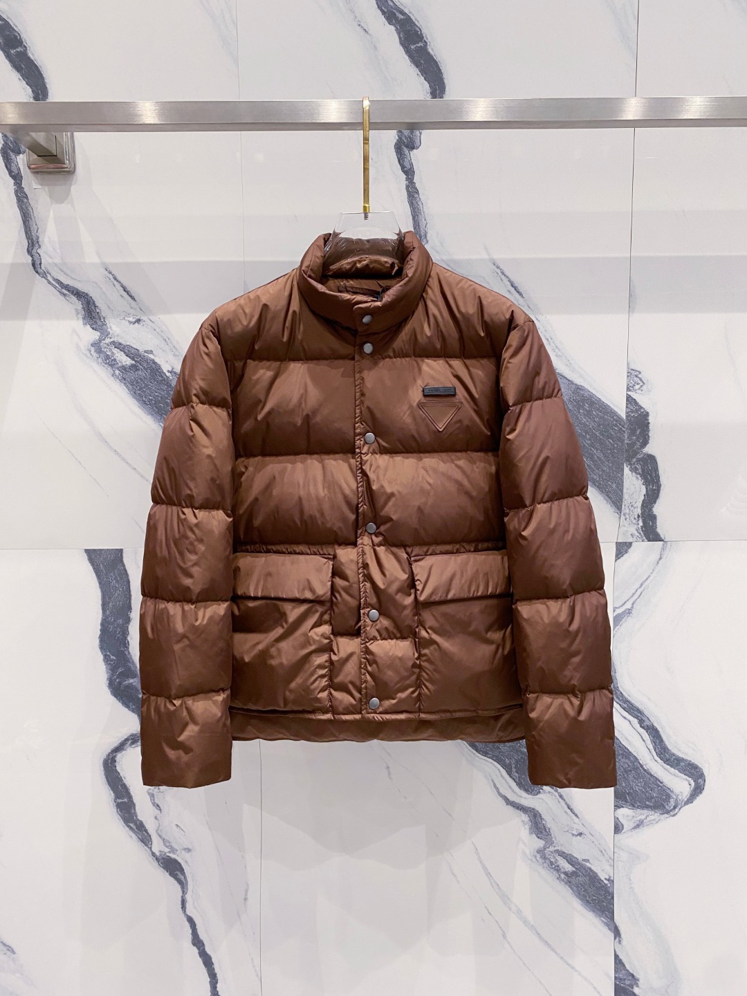 Prada 普拉达2025秋冬专柜同步新品发布，最新款羽绒服出货，全部原版购入，今年最新色，无论面料和辅