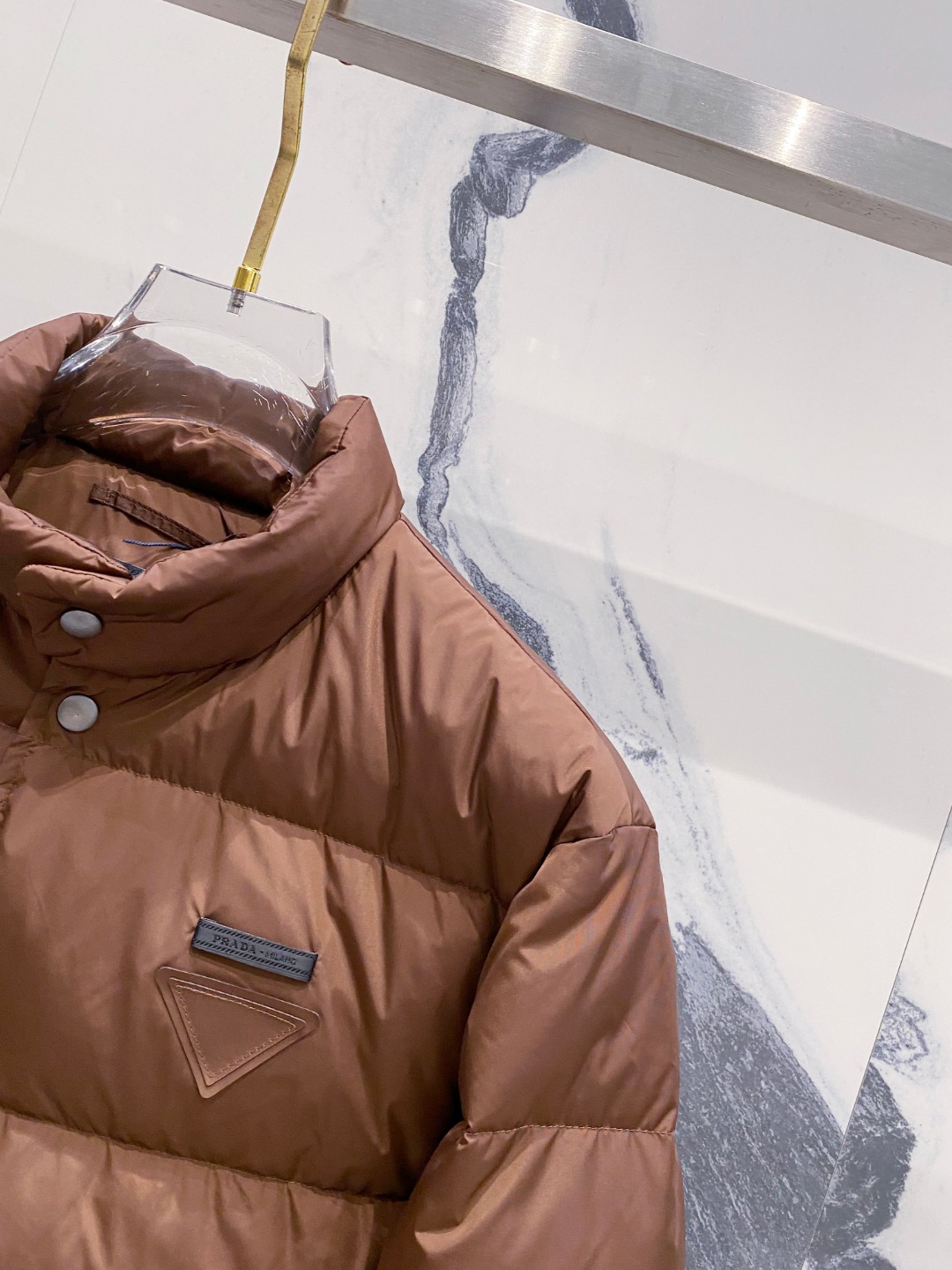 Prada 普拉达2025秋冬专柜同步新品发布，最新款羽绒服出货，全部原版购入，今年最新色，无论面料和辅