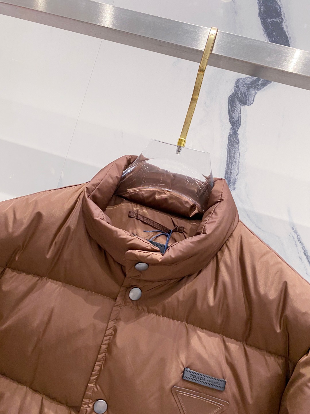 Prada 普拉达2025秋冬专柜同步新品发布，最新款羽绒服出货，全部原版购入，今年最新色，无论面料和辅