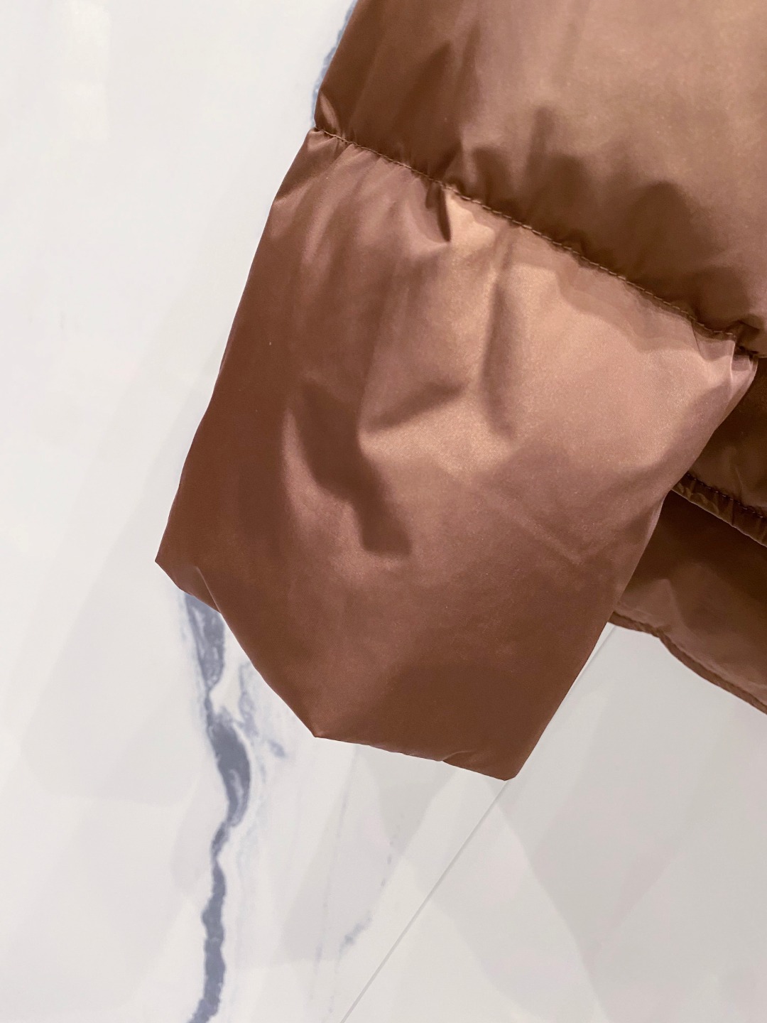 Prada 普拉达2025秋冬专柜同步新品发布，最新款羽绒服出货，全部原版购入，今年最新色，无论面料和辅