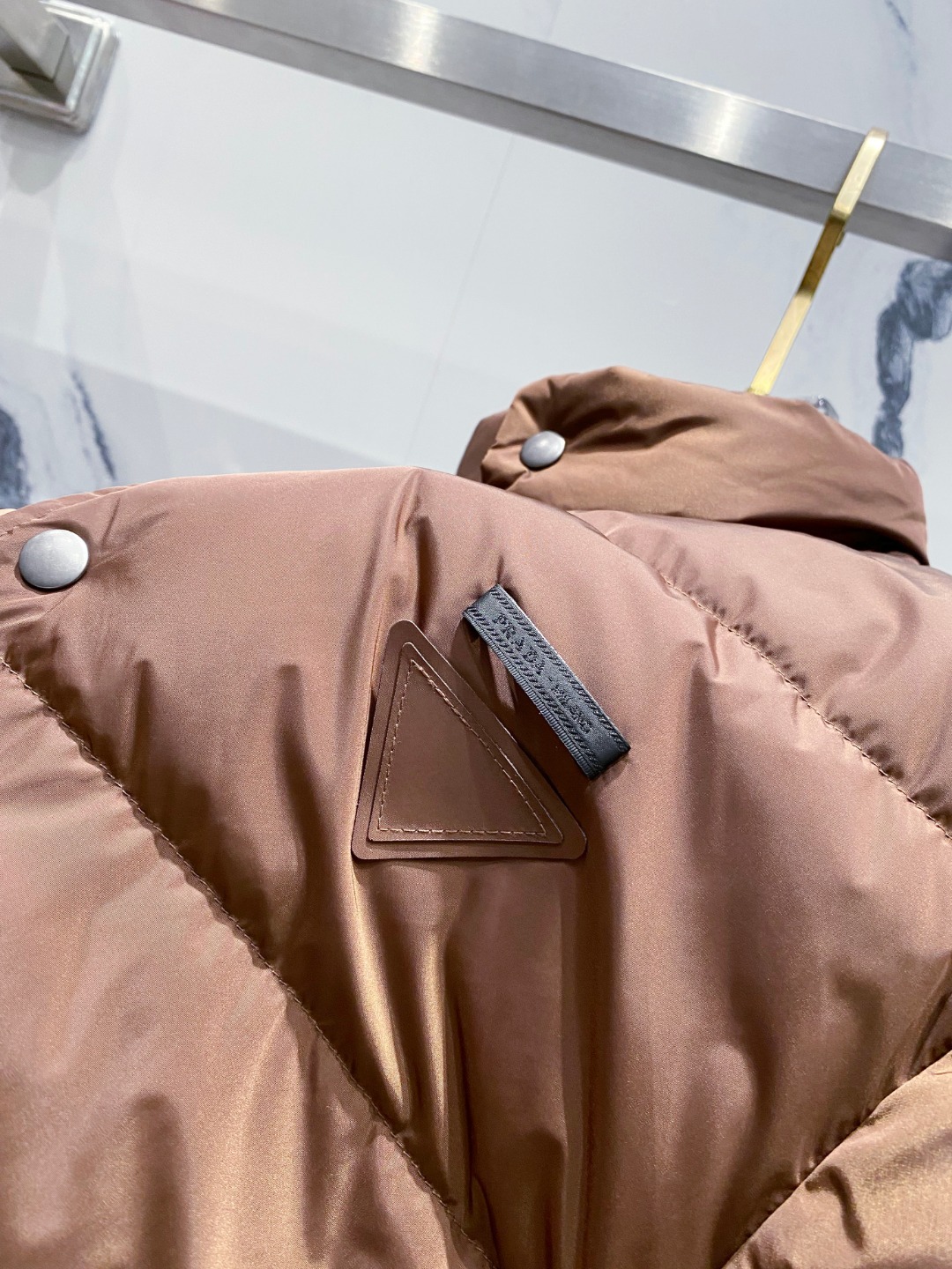 Prada 普拉达2025秋冬专柜同步新品发布，最新款羽绒服出货，全部原版购入，今年最新色，无论面料和辅