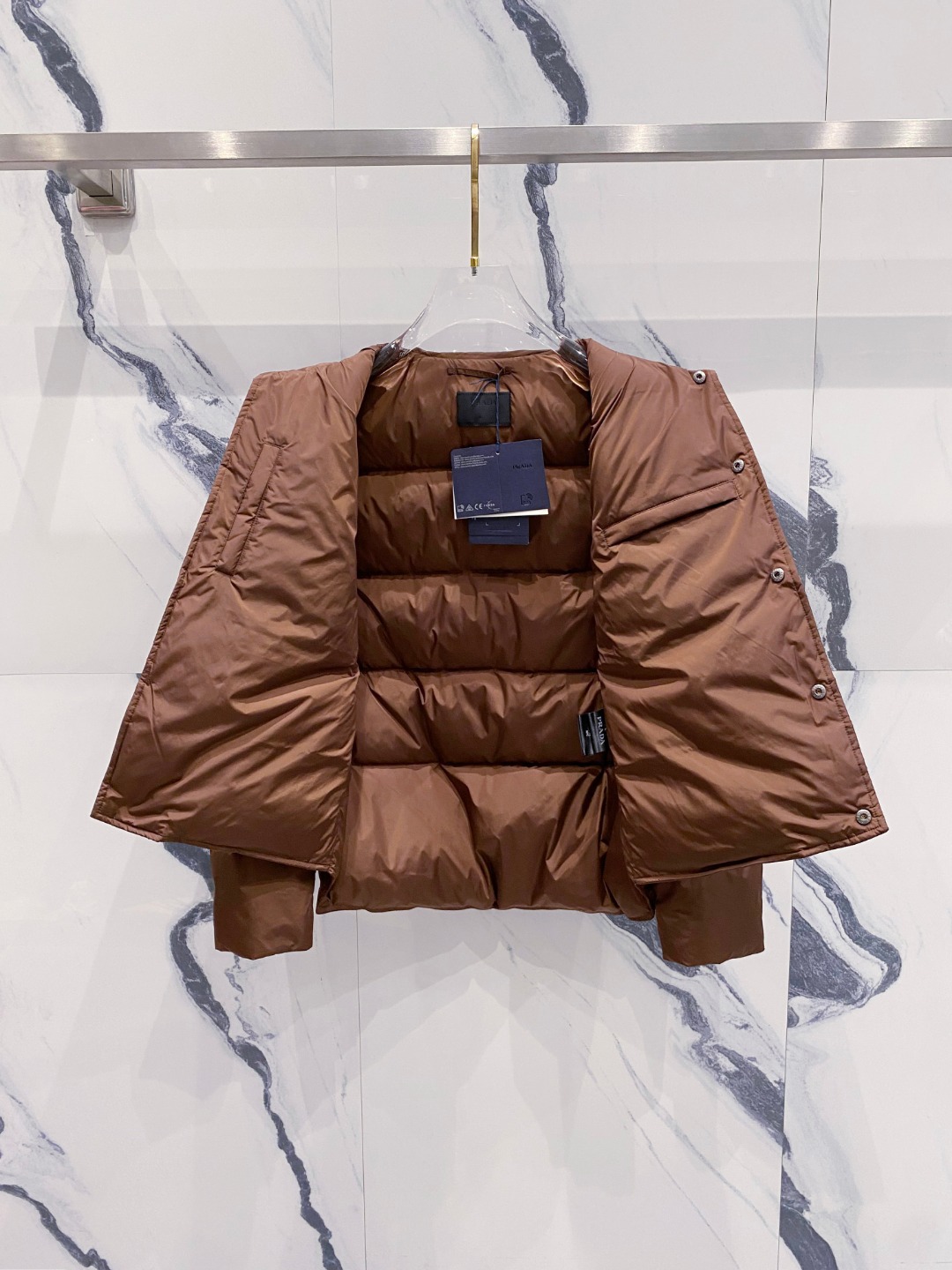 Prada 普拉达2025秋冬专柜同步新品发布，最新款羽绒服出货，全部原版购入，今年最新色，无论面料和辅