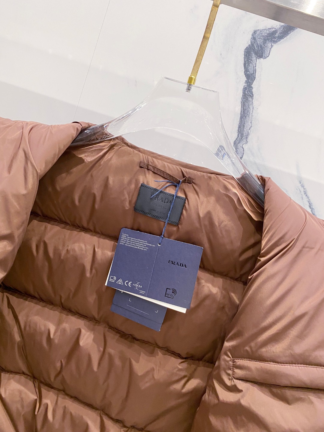 Prada 普拉达2025秋冬专柜同步新品发布，最新款羽绒服出货，全部原版购入，今年最新色，无论面料和辅