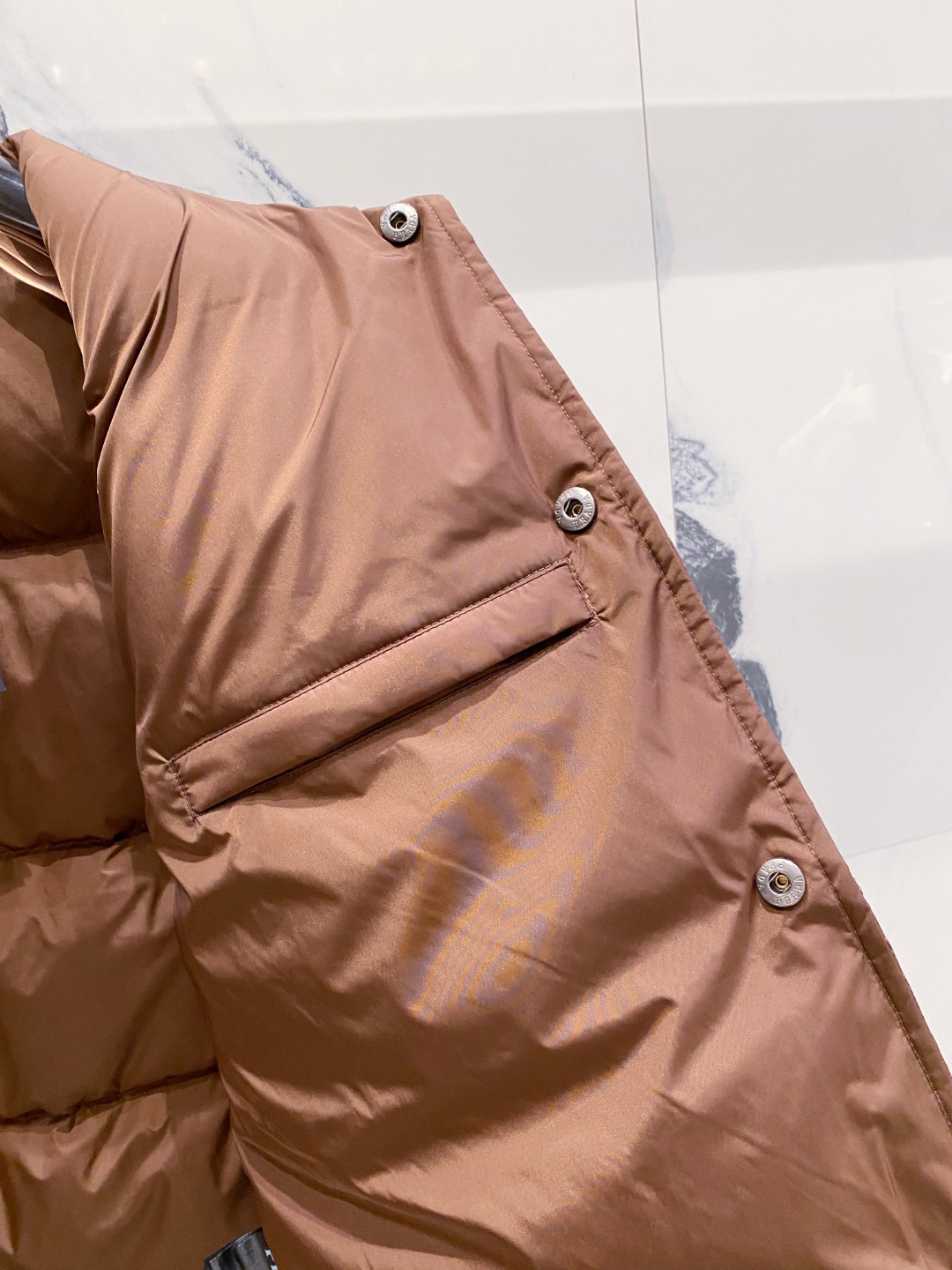 Prada 普拉达2025秋冬专柜同步新品发布，最新款羽绒服出货，全部原版购入，今年最新色，无论面料和辅