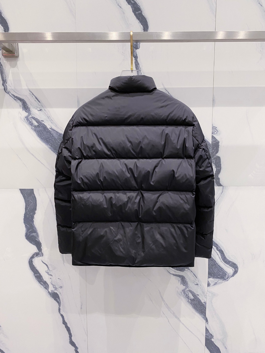 Prada 普拉达2025秋冬专柜同步新品发布，最新款羽绒服出货，全部原版购入，今年最新色，无论面料和辅