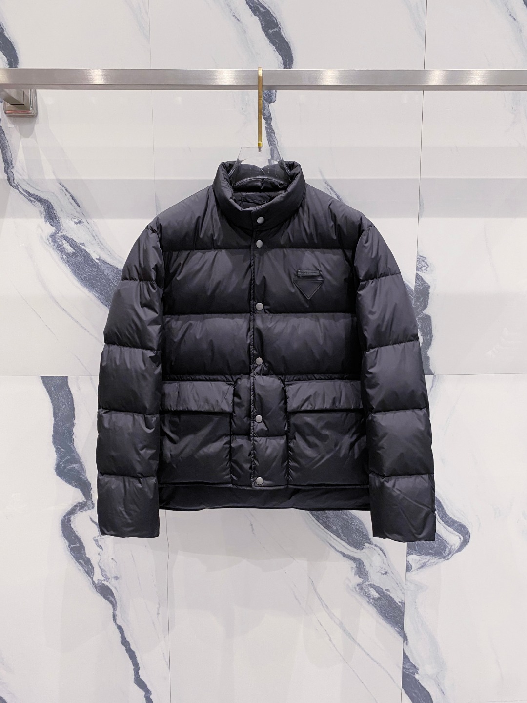 Prada 普拉达2025秋冬专柜同步新品发布，最新款羽绒服出货，全部原版购入，今年最新色，无论面料和辅