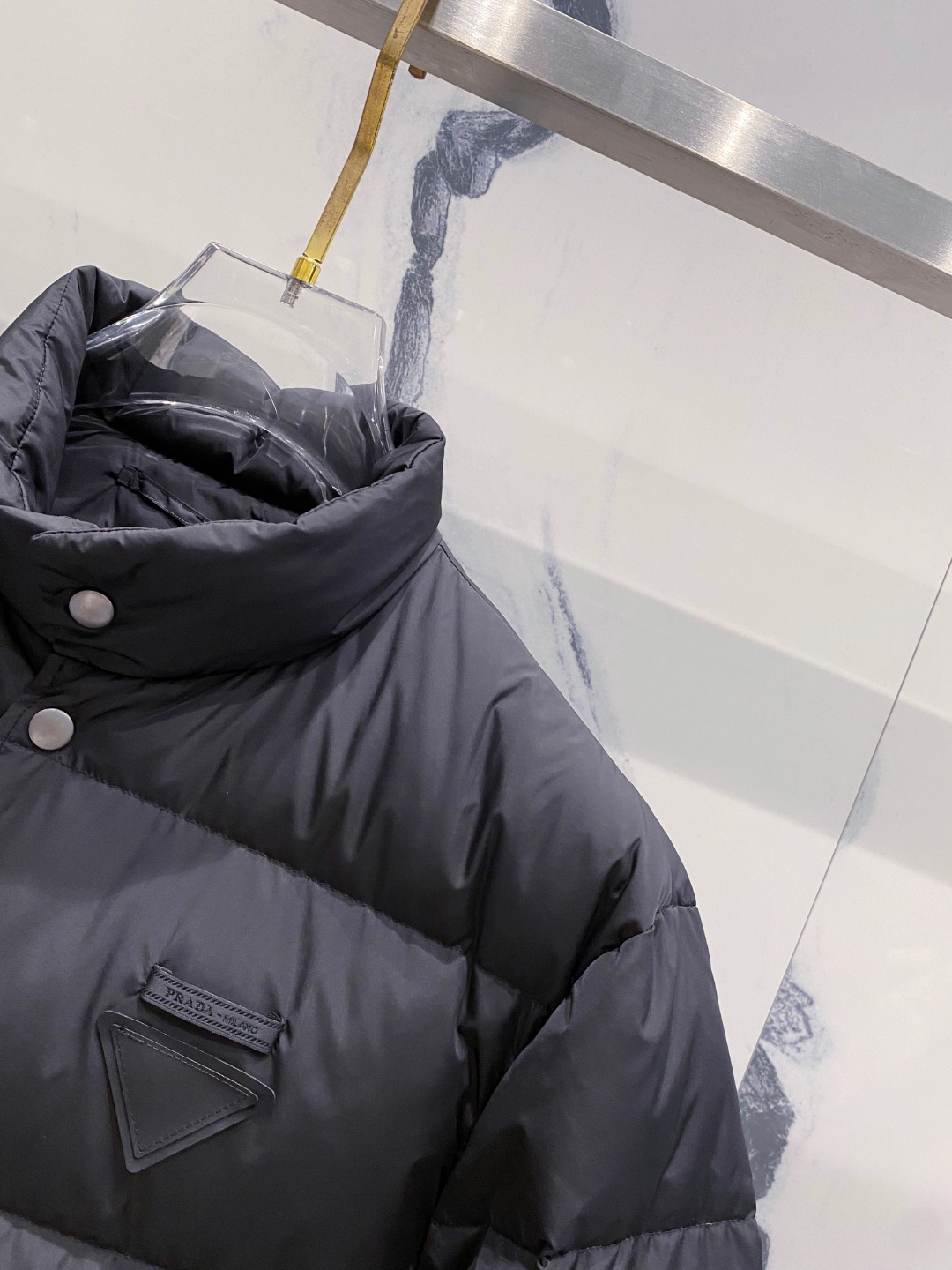 Prada 普拉达2025秋冬专柜同步新品发布，最新款羽绒服出货，全部原版购入，今年最新色，无论面料和辅