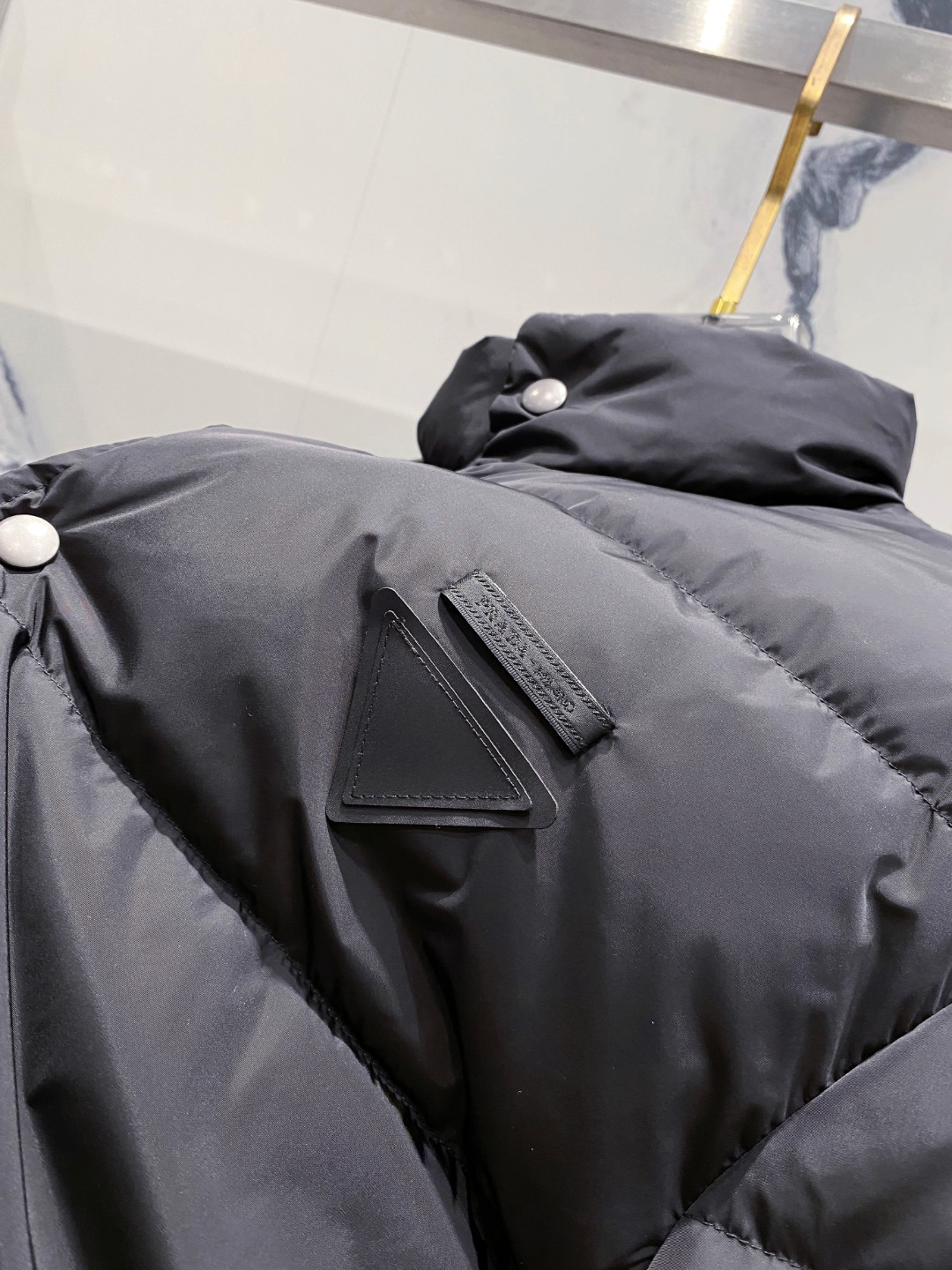 Prada 普拉达2025秋冬专柜同步新品发布，最新款羽绒服出货，全部原版购入，今年最新色，无论面料和辅