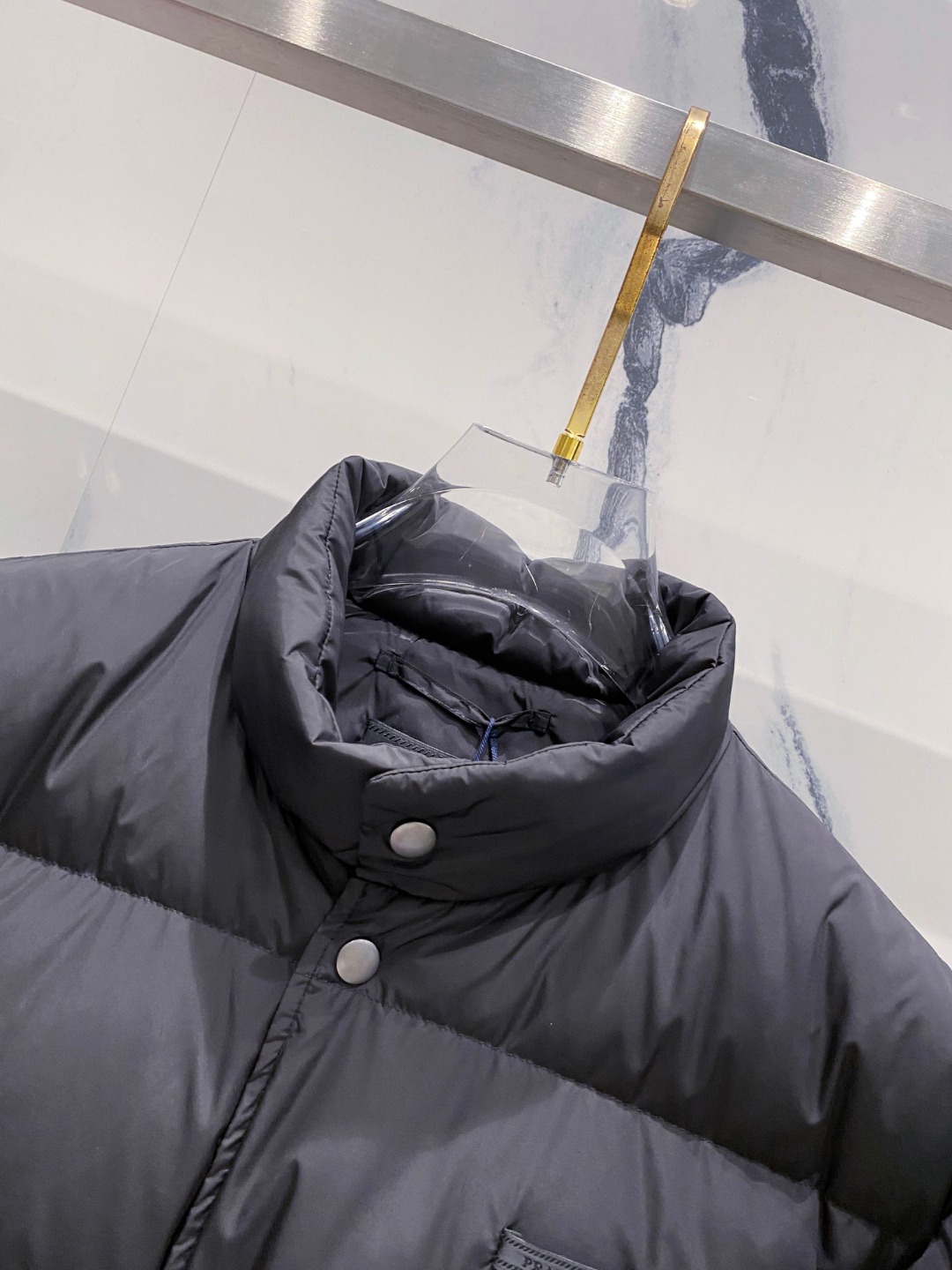 Prada 普拉达2025秋冬专柜同步新品发布，最新款羽绒服出货，全部原版购入，今年最新色，无论面料和辅