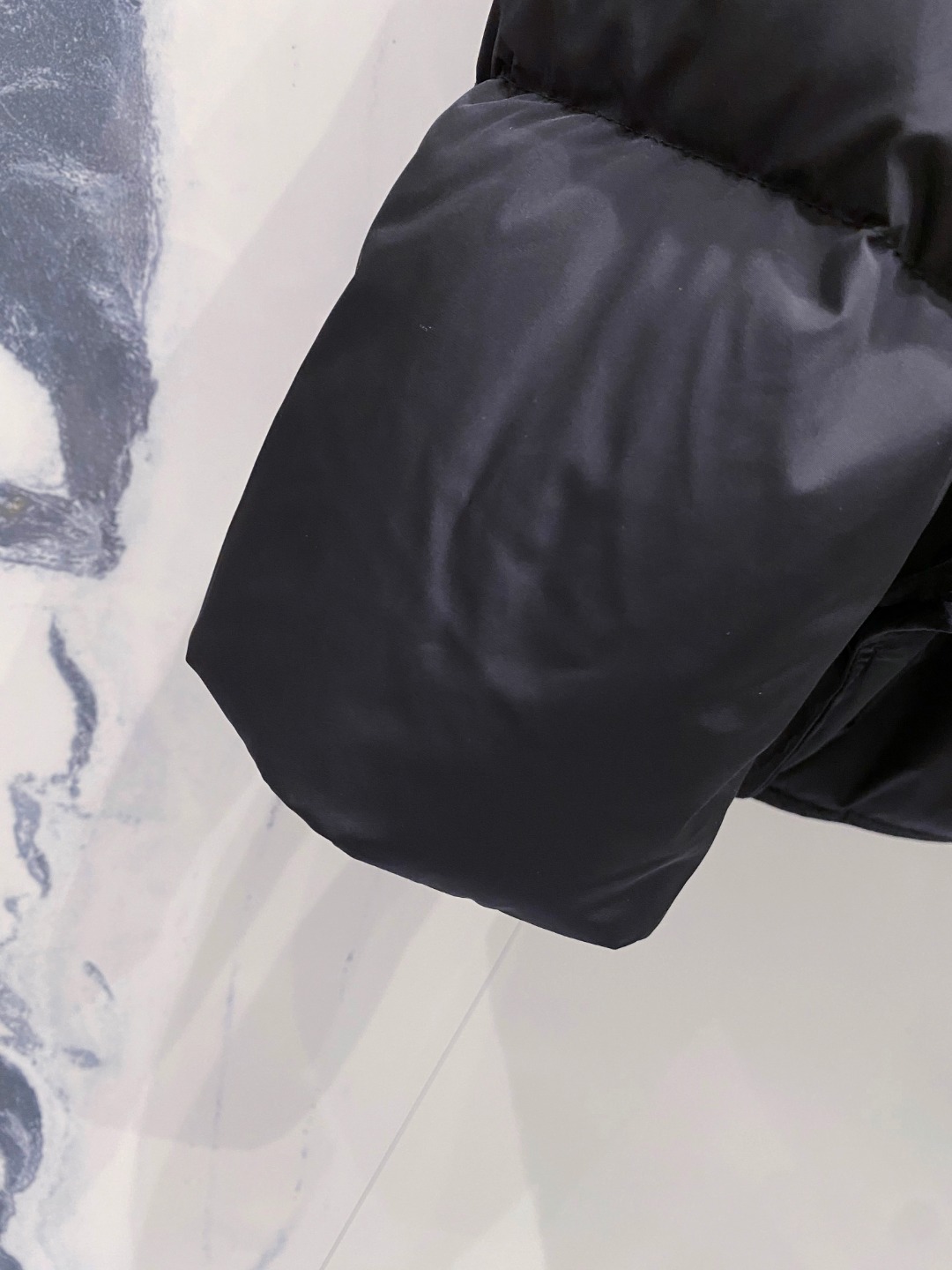 Prada 普拉达2025秋冬专柜同步新品发布，最新款羽绒服出货，全部原版购入，今年最新色，无论面料和辅