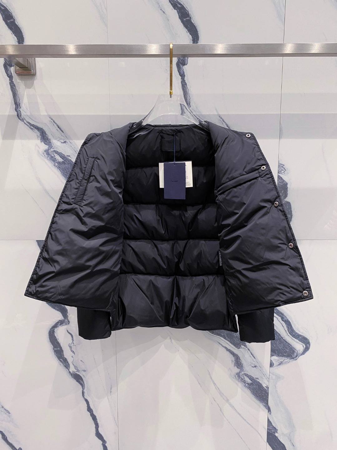 Prada 普拉达2025秋冬专柜同步新品发布，最新款羽绒服出货，全部原版购入，今年最新色，无论面料和辅