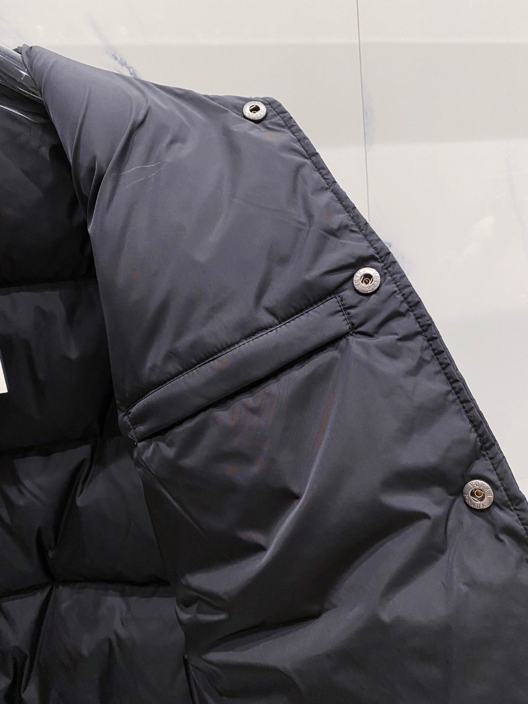 Prada 普拉达2025秋冬专柜同步新品发布，最新款羽绒服出货，全部原版购入，今年最新色，无论面料和辅