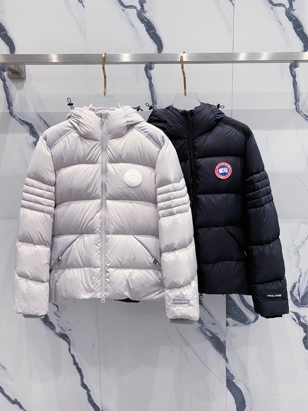 Canada Goose(加拿大鹅) FW2025新款羽绒服。连帽设计，男女同款，时尚感满满。采用定制面