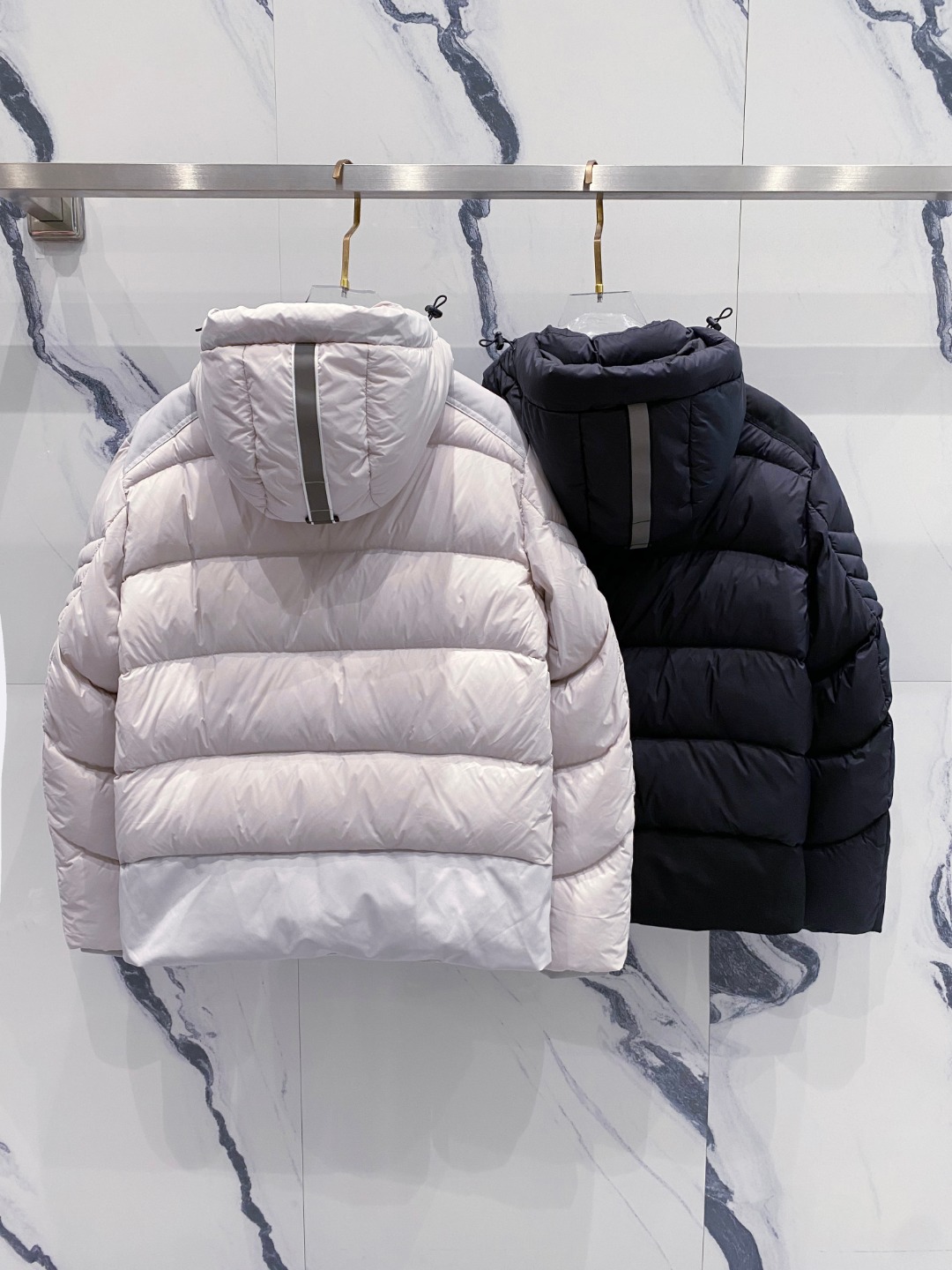 Canada Goose(加拿大鹅) FW2025新款羽绒服。连帽设计，男女同款，时尚感满满。采用定制面