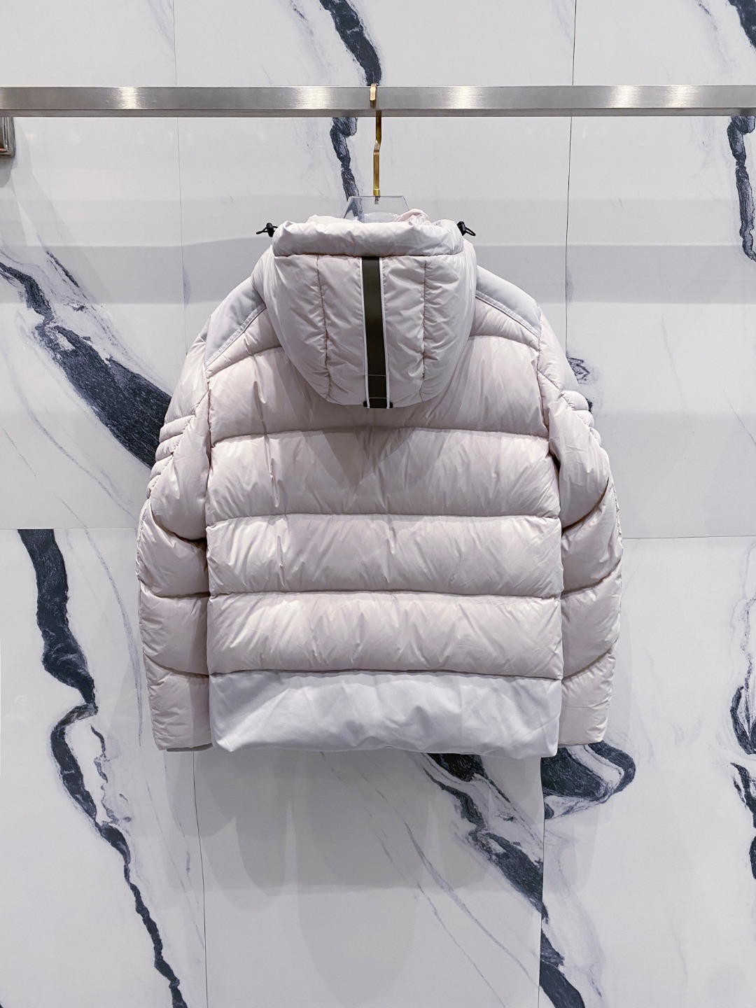 Canada Goose(加拿大鹅) FW2025新款羽绒服。连帽设计，男女同款，时尚感满满。采用定制面