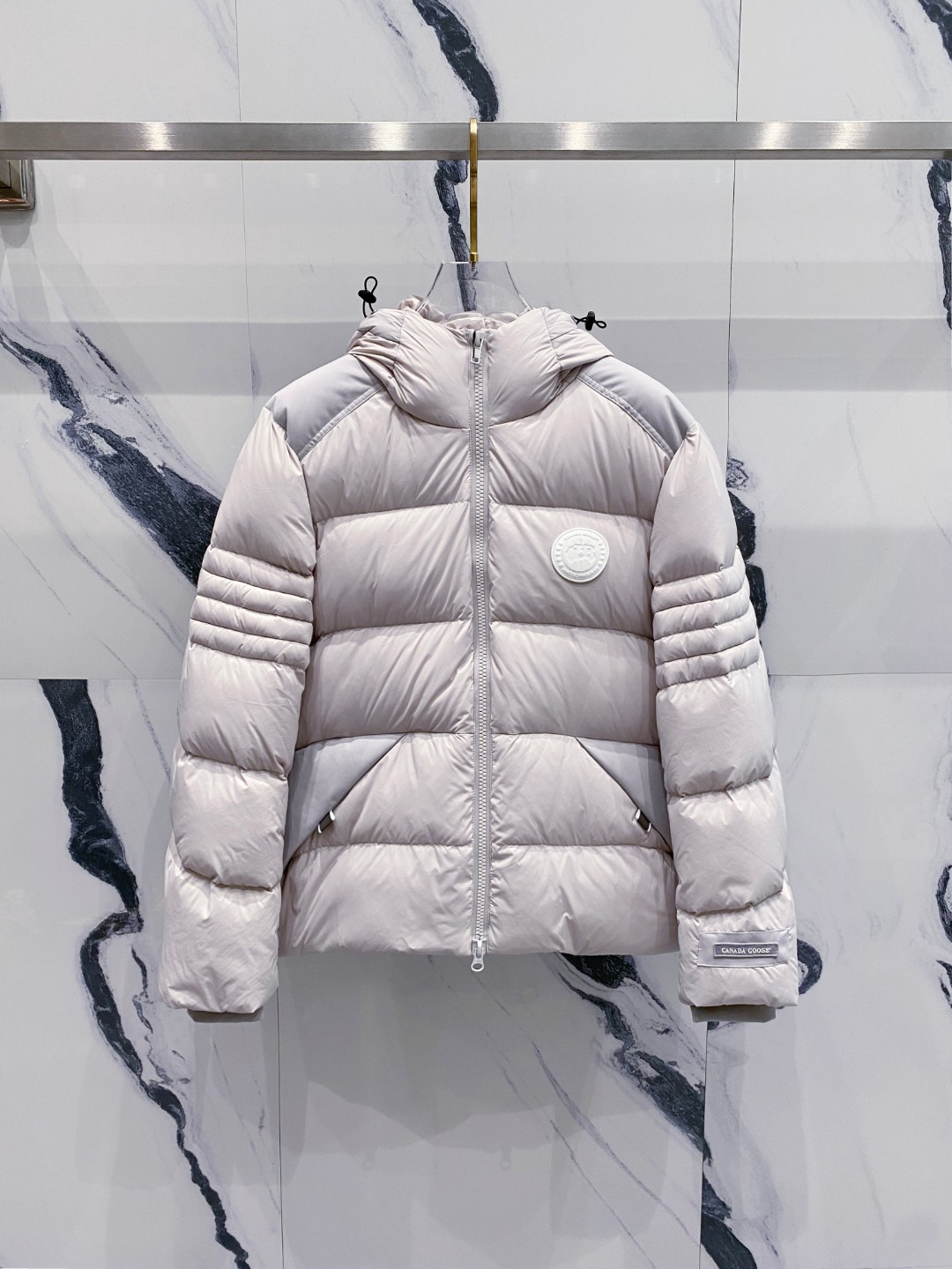 Canada Goose(加拿大鹅) FW2025新款羽绒服。连帽设计，男女同款，时尚感满满。采用定制面