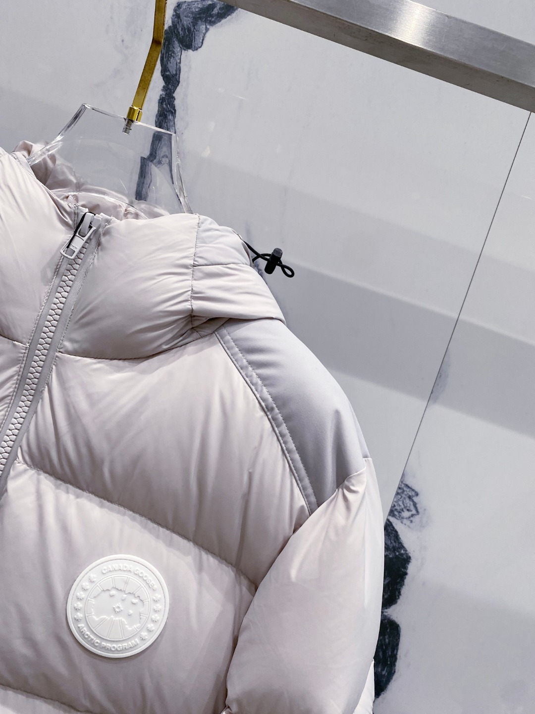 Canada Goose(加拿大鹅) FW2025新款羽绒服。连帽设计，男女同款，时尚感满满。采用定制面