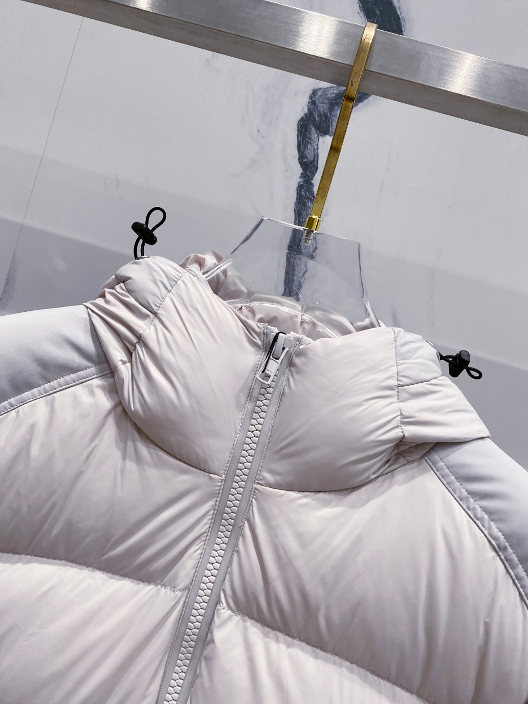 Canada Goose(加拿大鹅) FW2025新款羽绒服。连帽设计，男女同款，时尚感满满。采用定制面