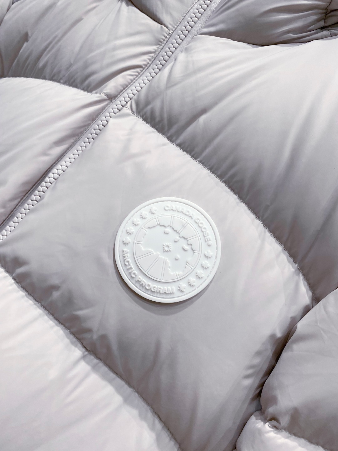 Canada Goose(加拿大鹅) FW2025新款羽绒服。连帽设计，男女同款，时尚感满满。采用定制面