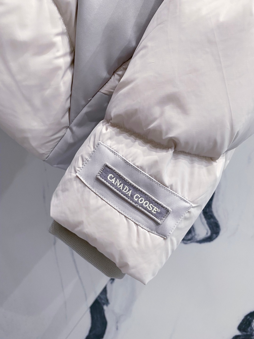 Canada Goose(加拿大鹅) FW2025新款羽绒服。连帽设计，男女同款，时尚感满满。采用定制面