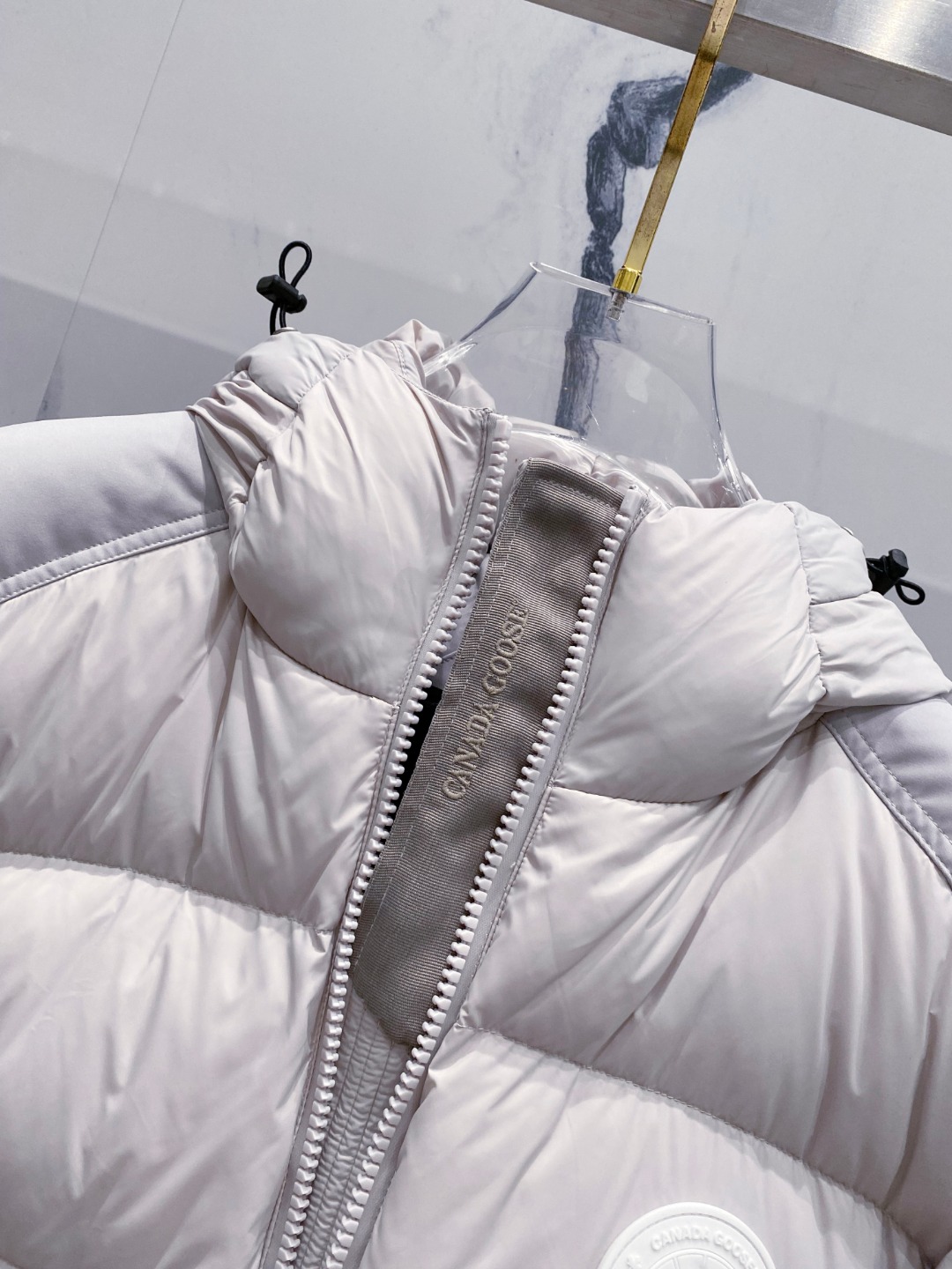 Canada Goose(加拿大鹅) FW2025新款羽绒服。连帽设计，男女同款，时尚感满满。采用定制面