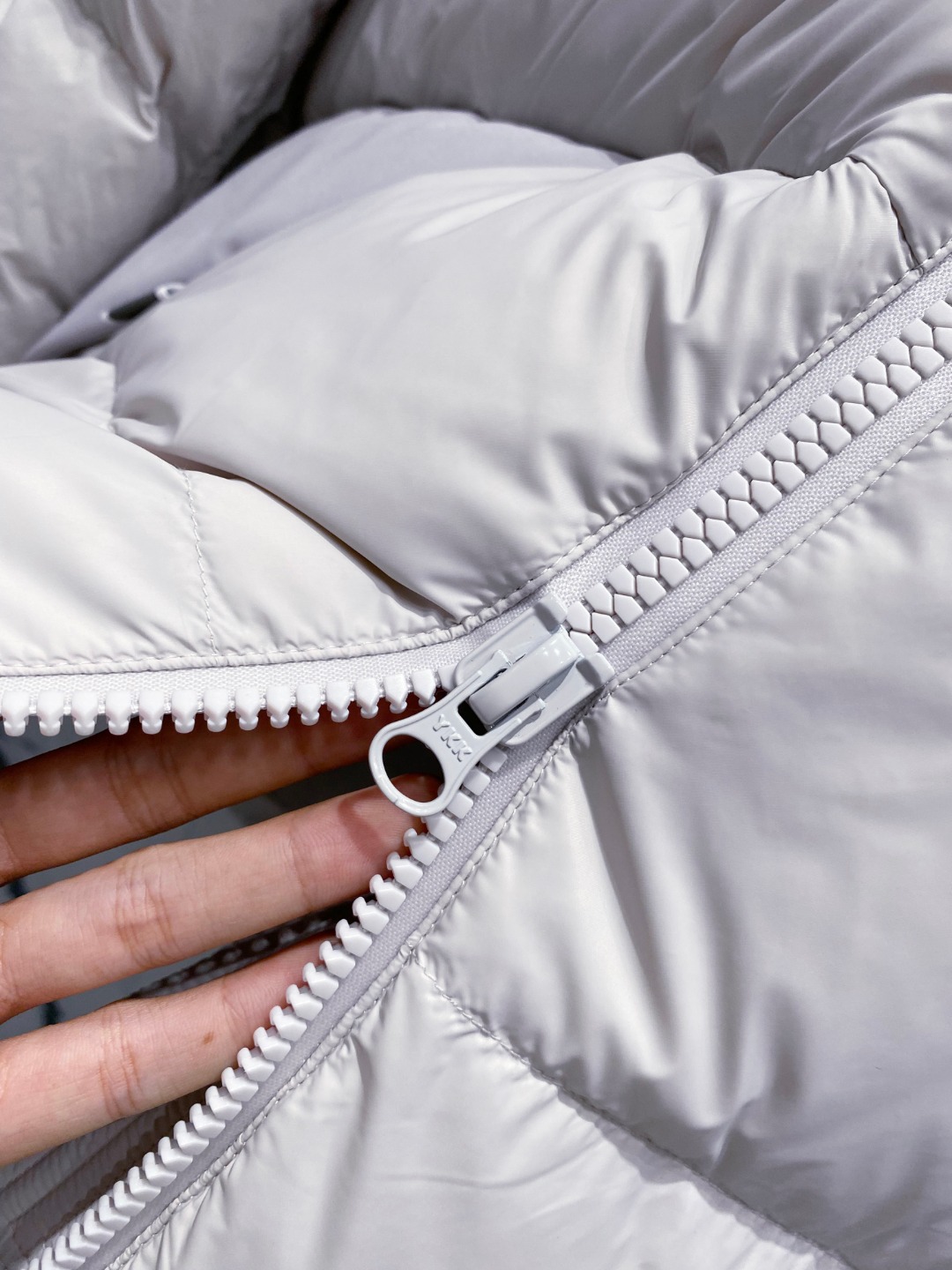 Canada Goose(加拿大鹅) FW2025新款羽绒服。连帽设计，男女同款，时尚感满满。采用定制面