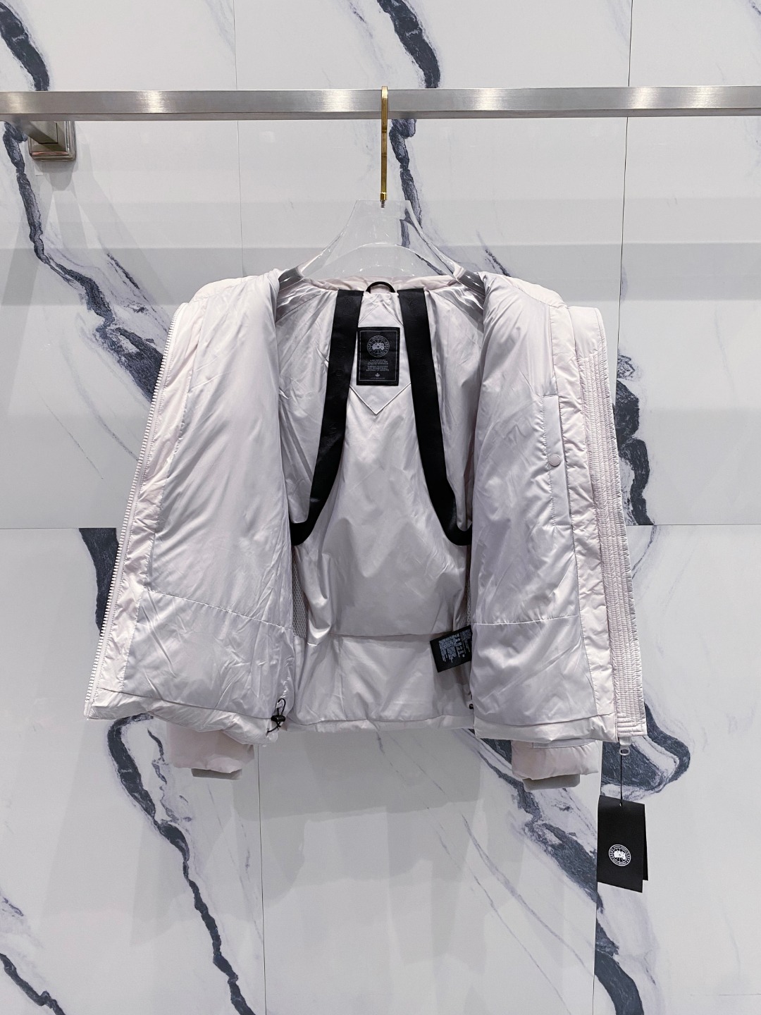 Canada Goose(加拿大鹅) FW2025新款羽绒服。连帽设计，男女同款，时尚感满满。采用定制面