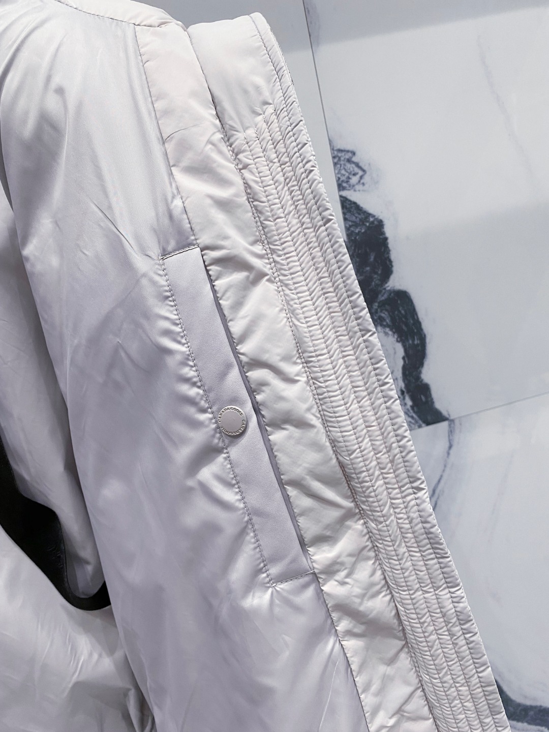 Canada Goose(加拿大鹅) FW2025新款羽绒服。连帽设计，男女同款，时尚感满满。采用定制面