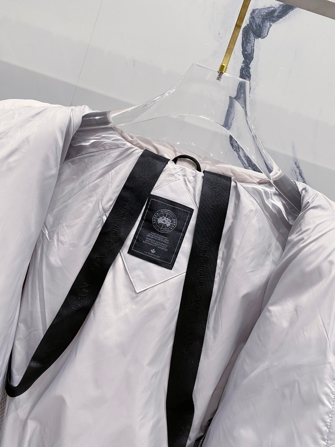 Canada Goose(加拿大鹅) FW2025新款羽绒服。连帽设计，男女同款，时尚感满满。采用定制面