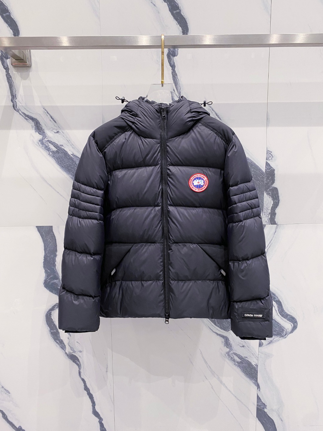 Canada Goose(加拿大鹅) FW2025新款羽绒服。连帽设计，男女同款，时尚感满满。采用定制面