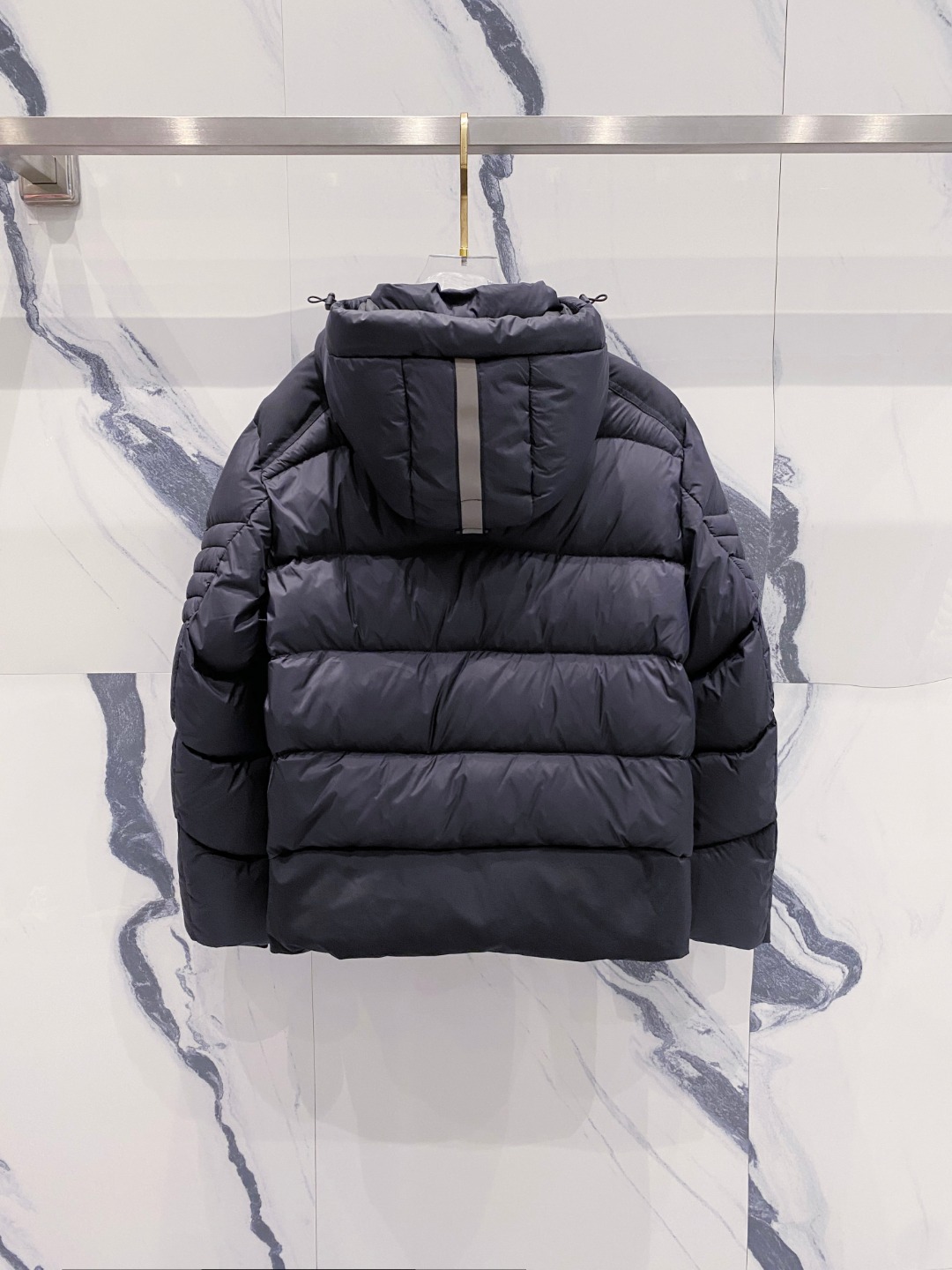 Canada Goose(加拿大鹅) FW2025新款羽绒服。连帽设计，男女同款，时尚感满满。采用定制面