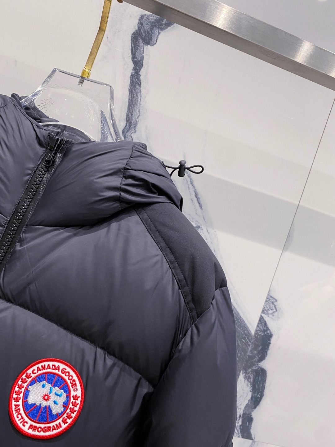 Canada Goose(加拿大鹅) FW2025新款羽绒服。连帽设计，男女同款，时尚感满满。采用定制面