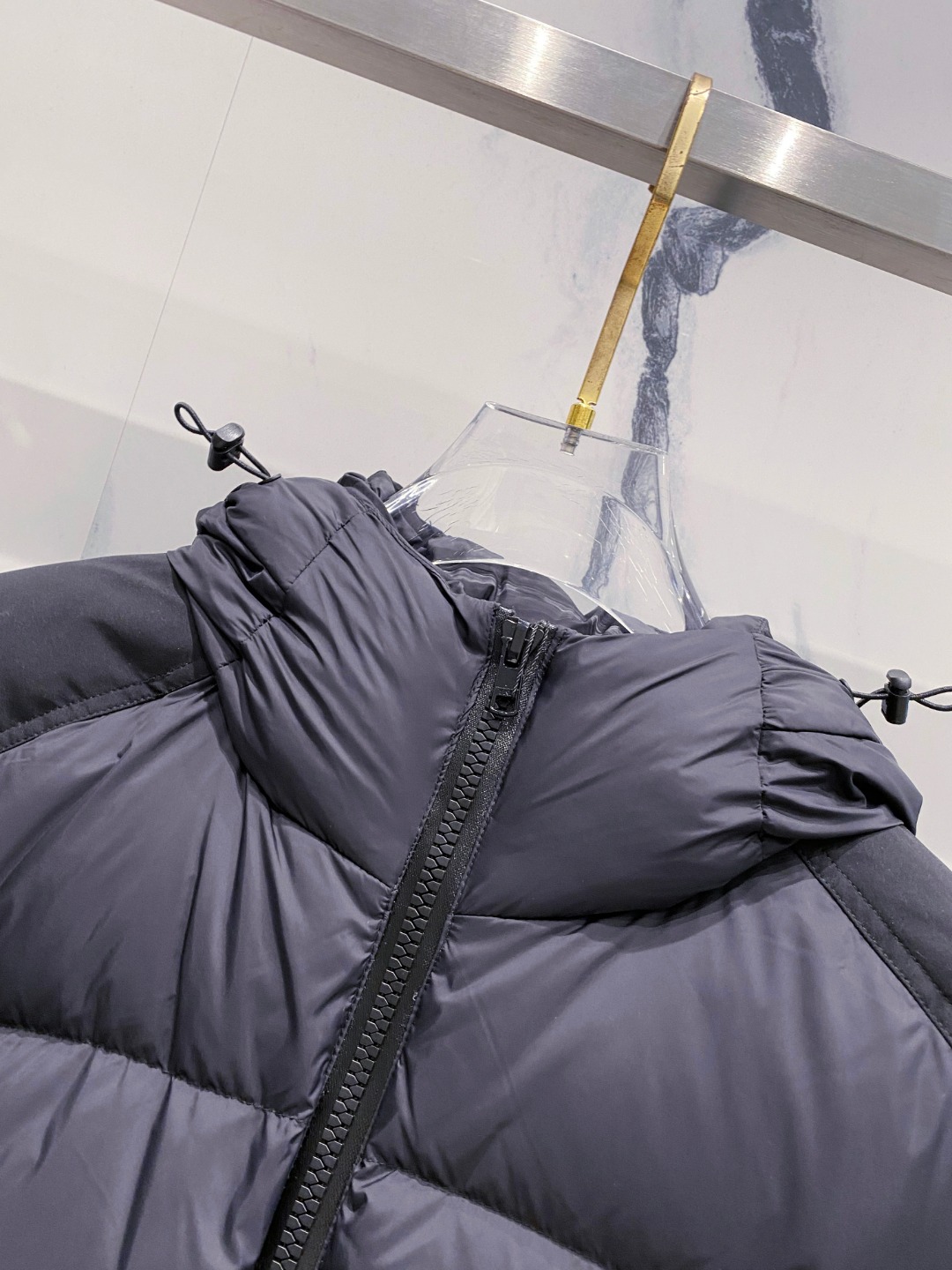 Canada Goose(加拿大鹅) FW2025新款羽绒服。连帽设计，男女同款，时尚感满满。采用定制面