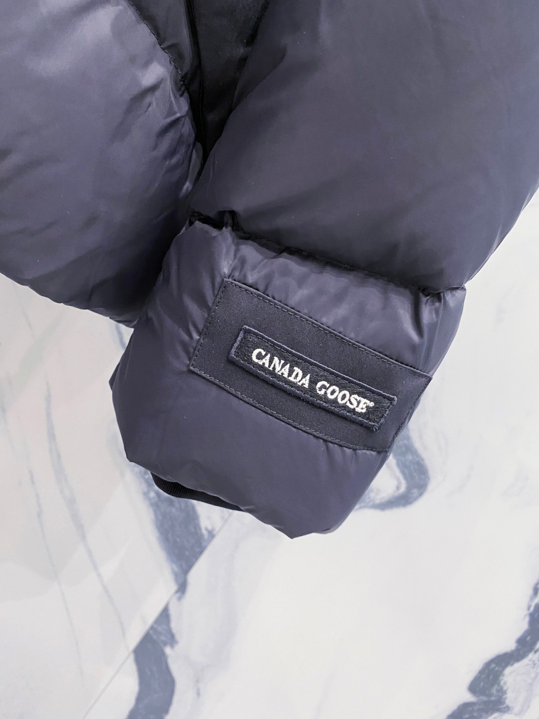 Canada Goose(加拿大鹅) FW2025新款羽绒服。连帽设计，男女同款，时尚感满满。采用定制面