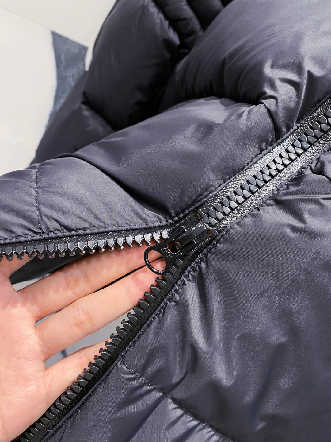 Canada Goose(加拿大鹅) FW2025新款羽绒服。连帽设计，男女同款，时尚感满满。采用定制面