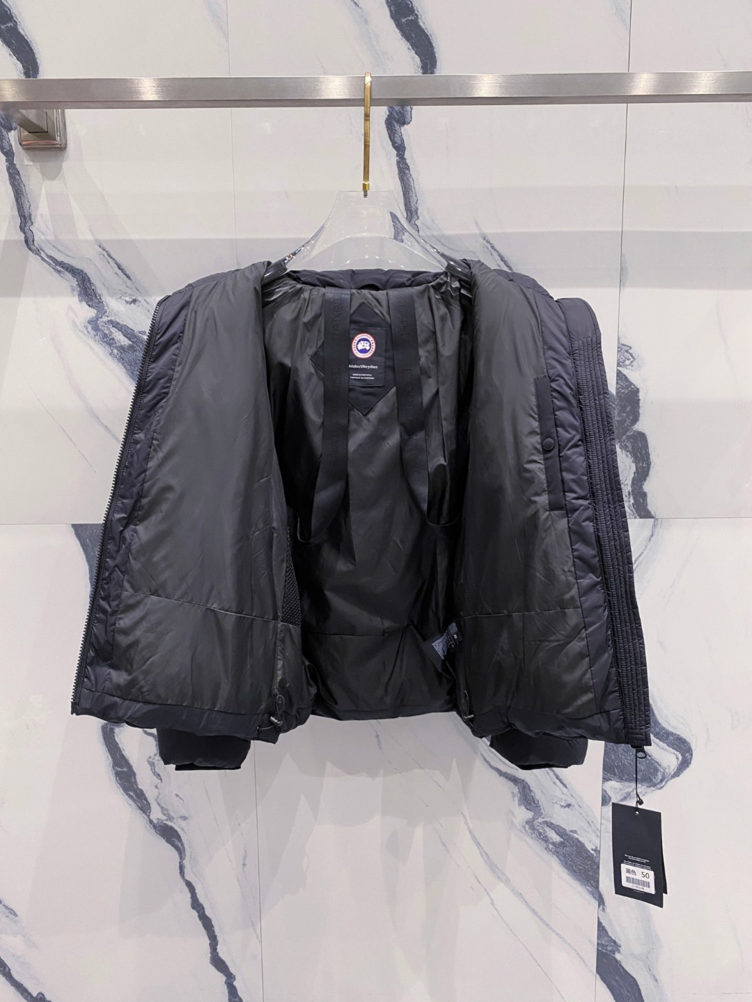 Canada Goose(加拿大鹅) FW2025新款羽绒服。连帽设计，男女同款，时尚感满满。采用定制面