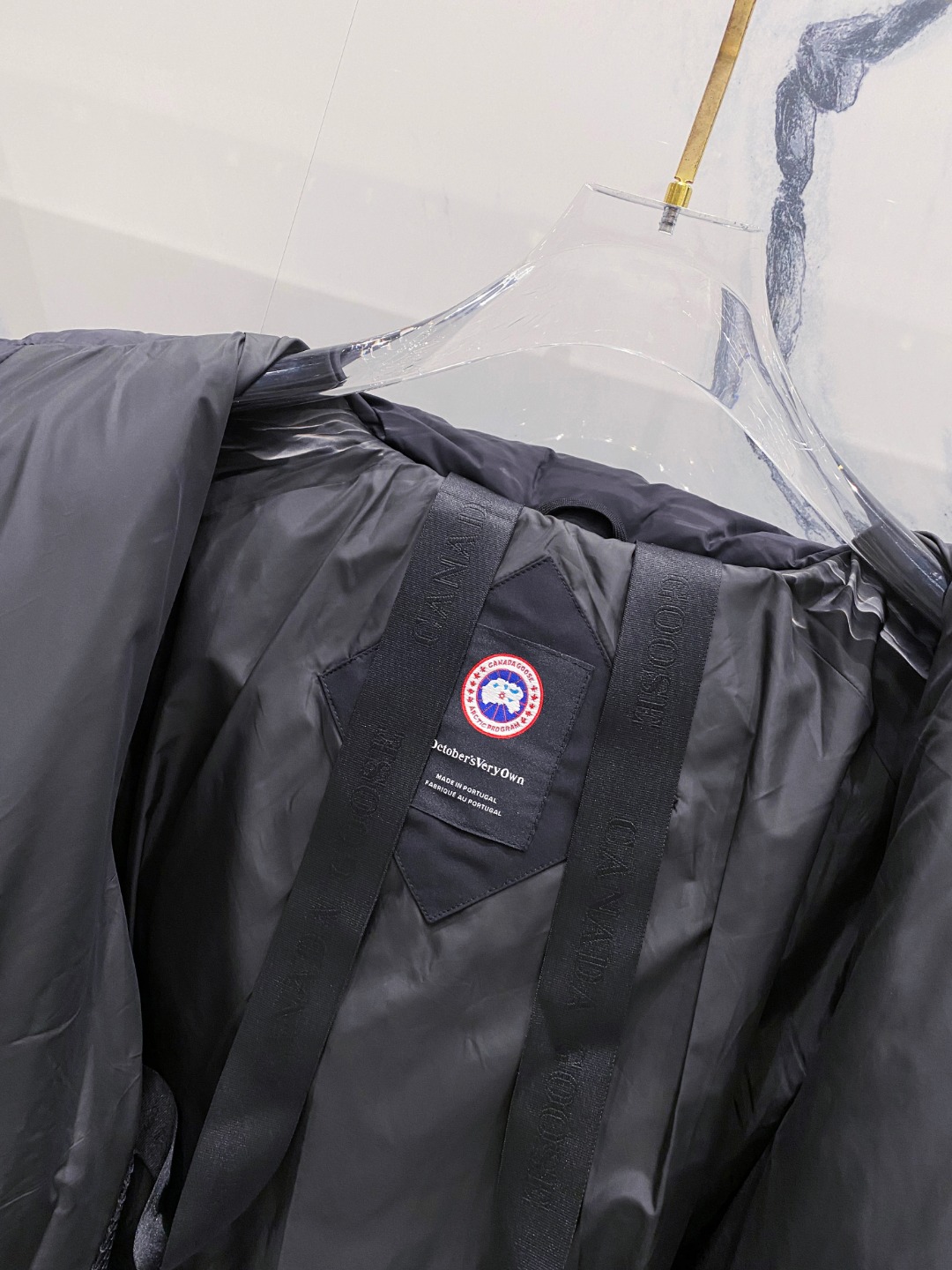 Canada Goose(加拿大鹅) FW2025新款羽绒服。连帽设计，男女同款，时尚感满满。采用定制面