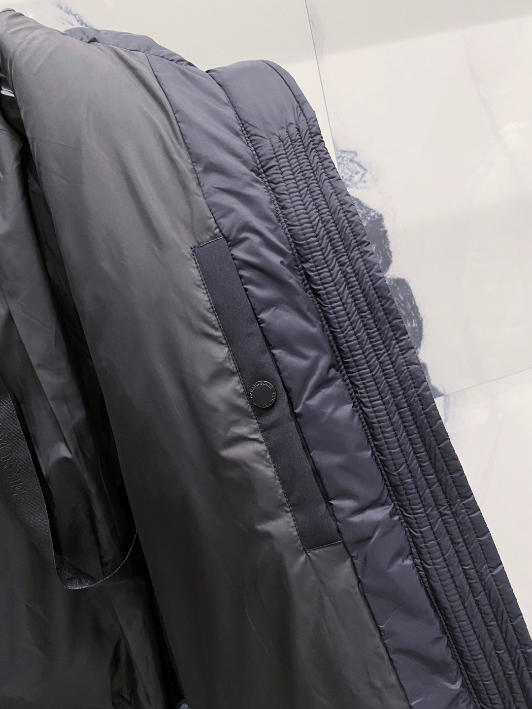 Canada Goose(加拿大鹅) FW2025新款羽绒服。连帽设计，男女同款，时尚感满满。采用定制面