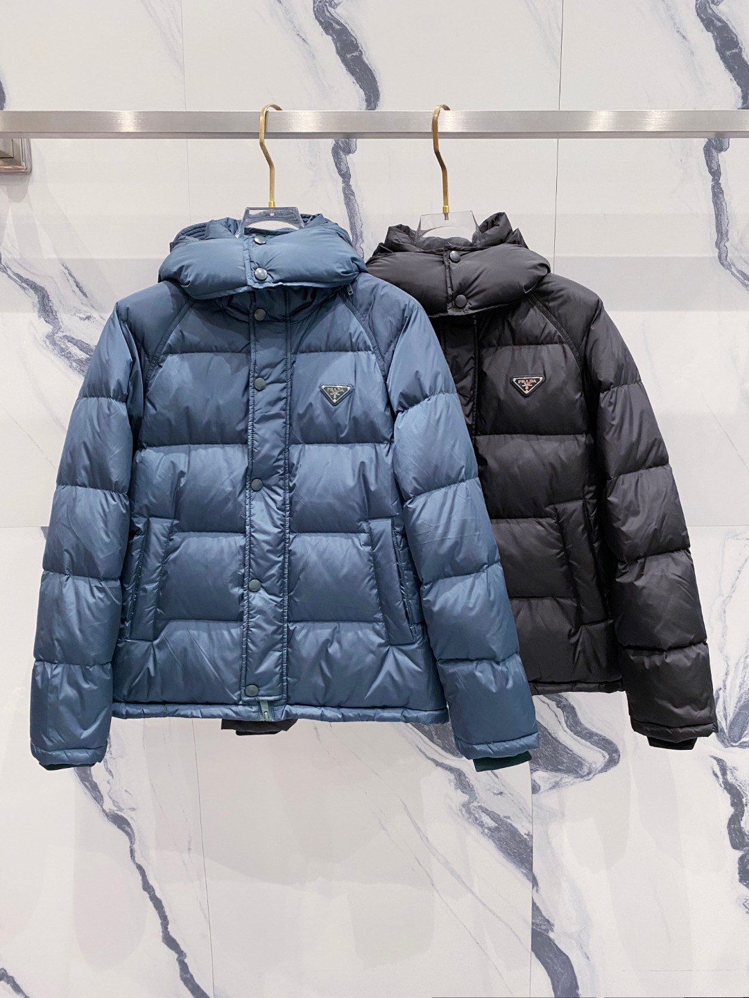 Prada&普拉达FW2025秋冬新款羽绒服。柜子在售款，一件难求。采用定制防风防雨面料，抗皱立挺有型，